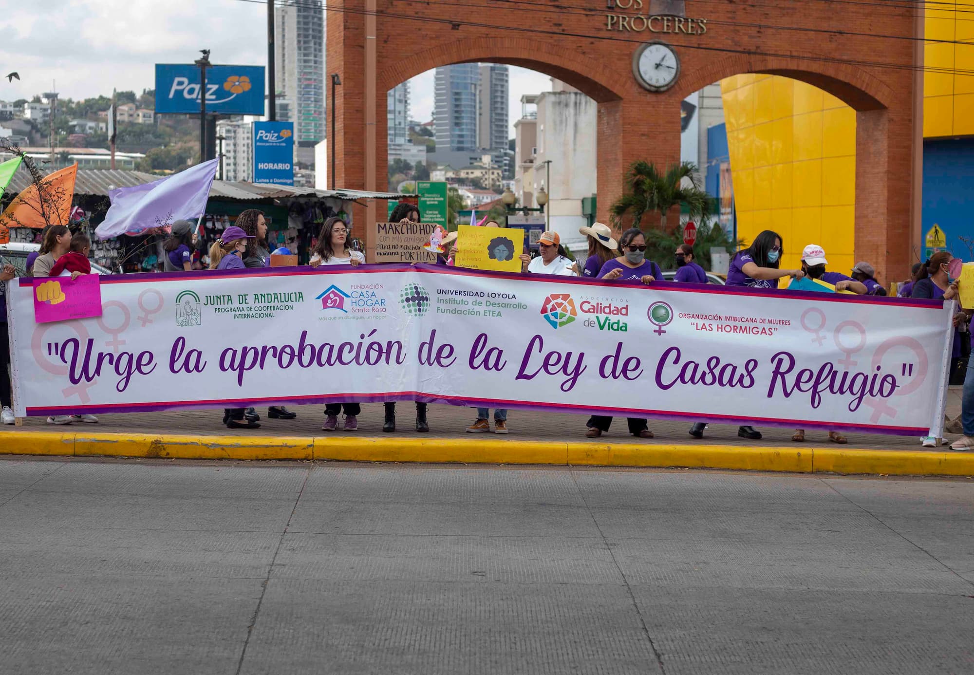 Con pancartas, los colectivos Feministas exigen la ley de casa refugio durante la celebración del 8M. Foto CC/Fernando Destephen
