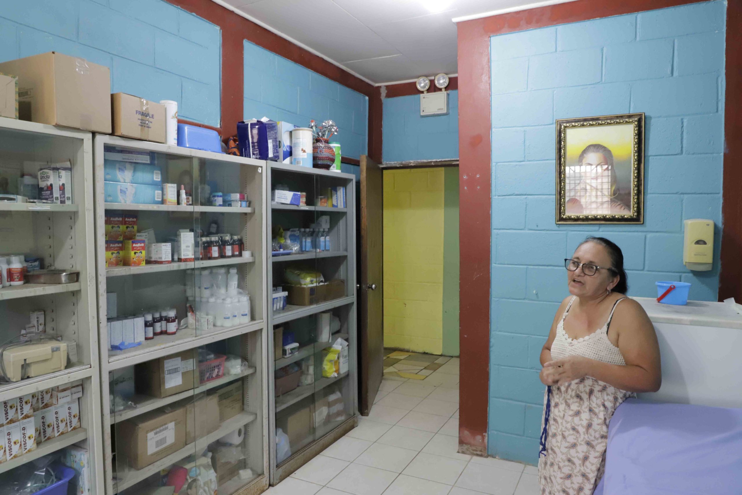 La enfermera Blanca Beltrán, comenzó a trabajar en el albergue en el 2001, ella es la encargada de atender necesidades médicas y dijo que los niños y niñas la ven como a una madre. Foto CC/Amílcar Izaguirre