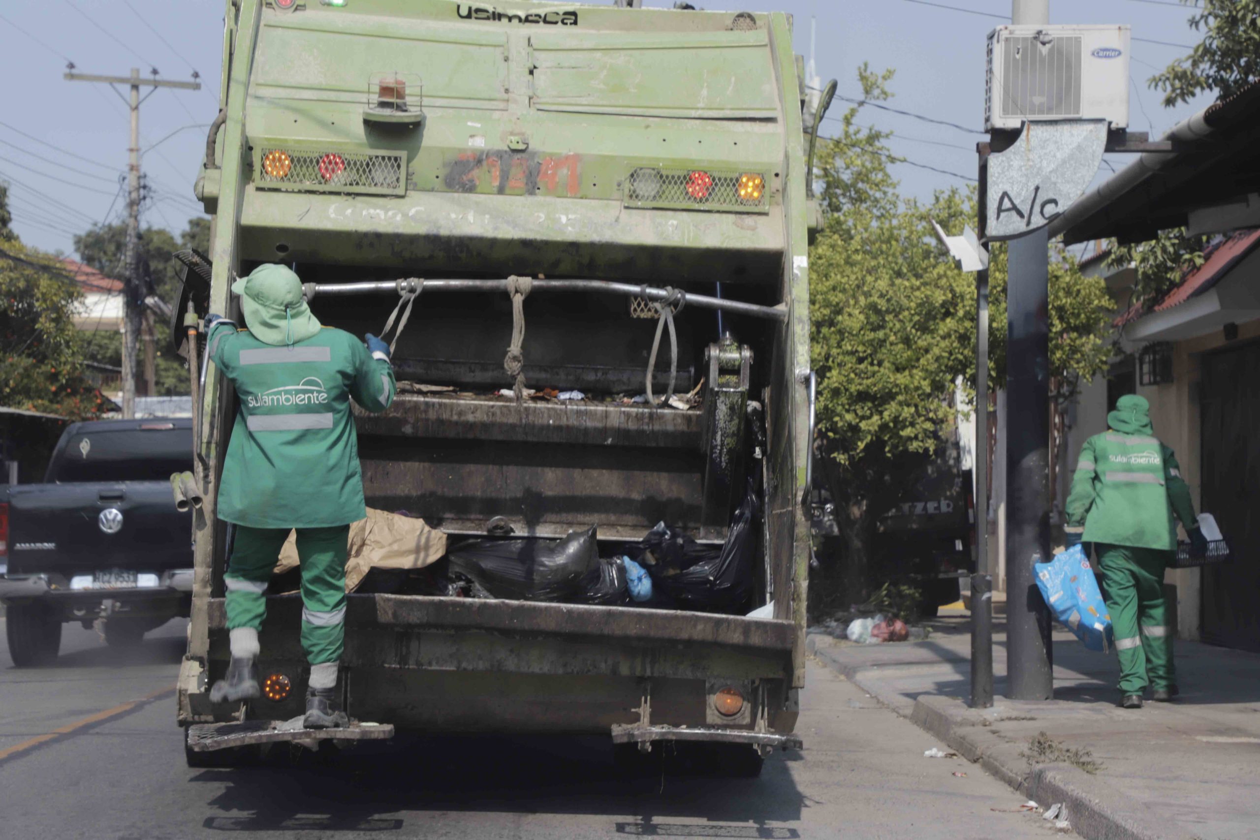 Un camión recolector de basura propiedad de Sulambiente hace recorrido por el barrio Cabañas de San Pedro Sula para luego llevarla hasta el crematorio municipal en El Ocotillo. Foto CC/Amílcar Izaguirre