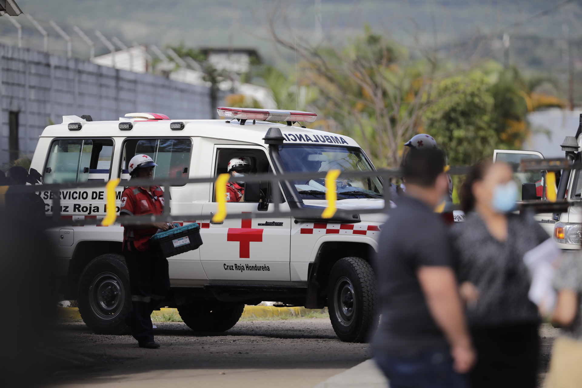 Miembros de la Cruz Roja salen de la penitenciaría femenina donde murieron al menos 48 mujeres privadas de su libertad. Foto CC/Jorge Cabrera