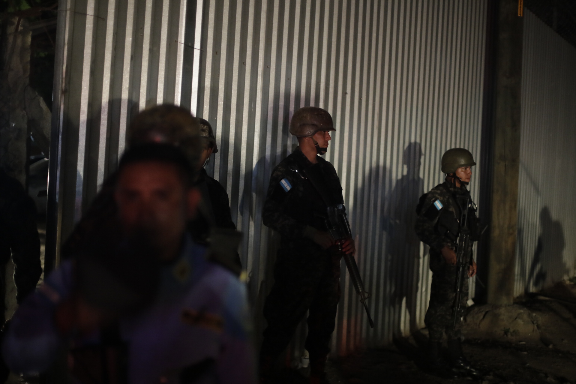 Miembros del ejército nacional de Honduras resguardan las instalaciones de la penitenciaría femenina de adaptación social. Foto CC/Jorge Cabrera