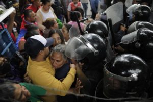 Mujeres de la tercera edad fueron golpeadas al intentar desalojar a las familias. Foto CC/Jorge Cabrera