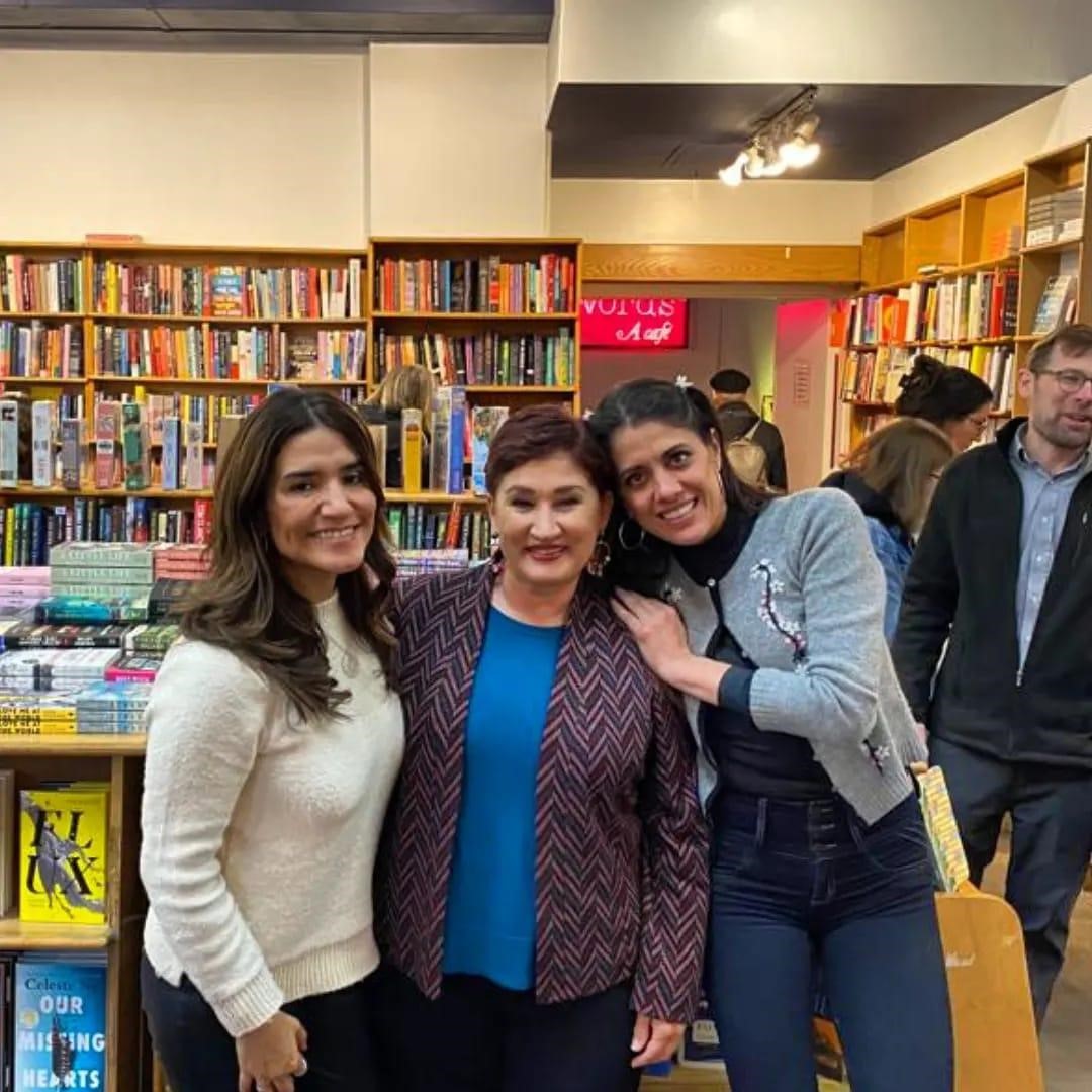 Michelle Mendoza junto con la periodista Claudia Méndez y la ex fiscal general Thelma Aldana en Estados Unidos.