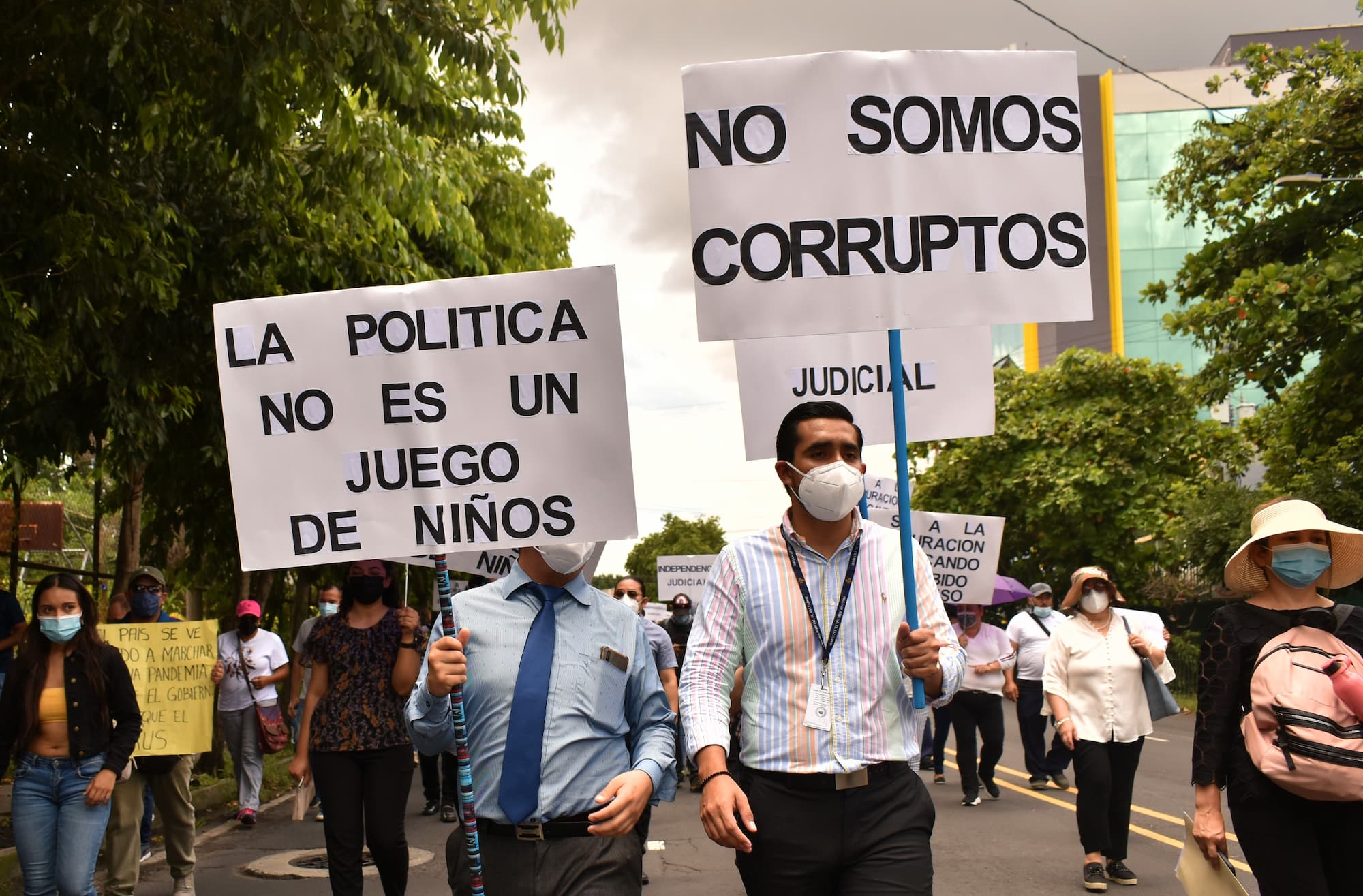 Jueces y empleados del Órgano Judicial marcharon el 7 de septiembre de 2021 para protestar por los despidos masivos en los tribunales. La marcha coincidió con las protestas por el bitcóin. Foto Factum/Natalia Alberto.