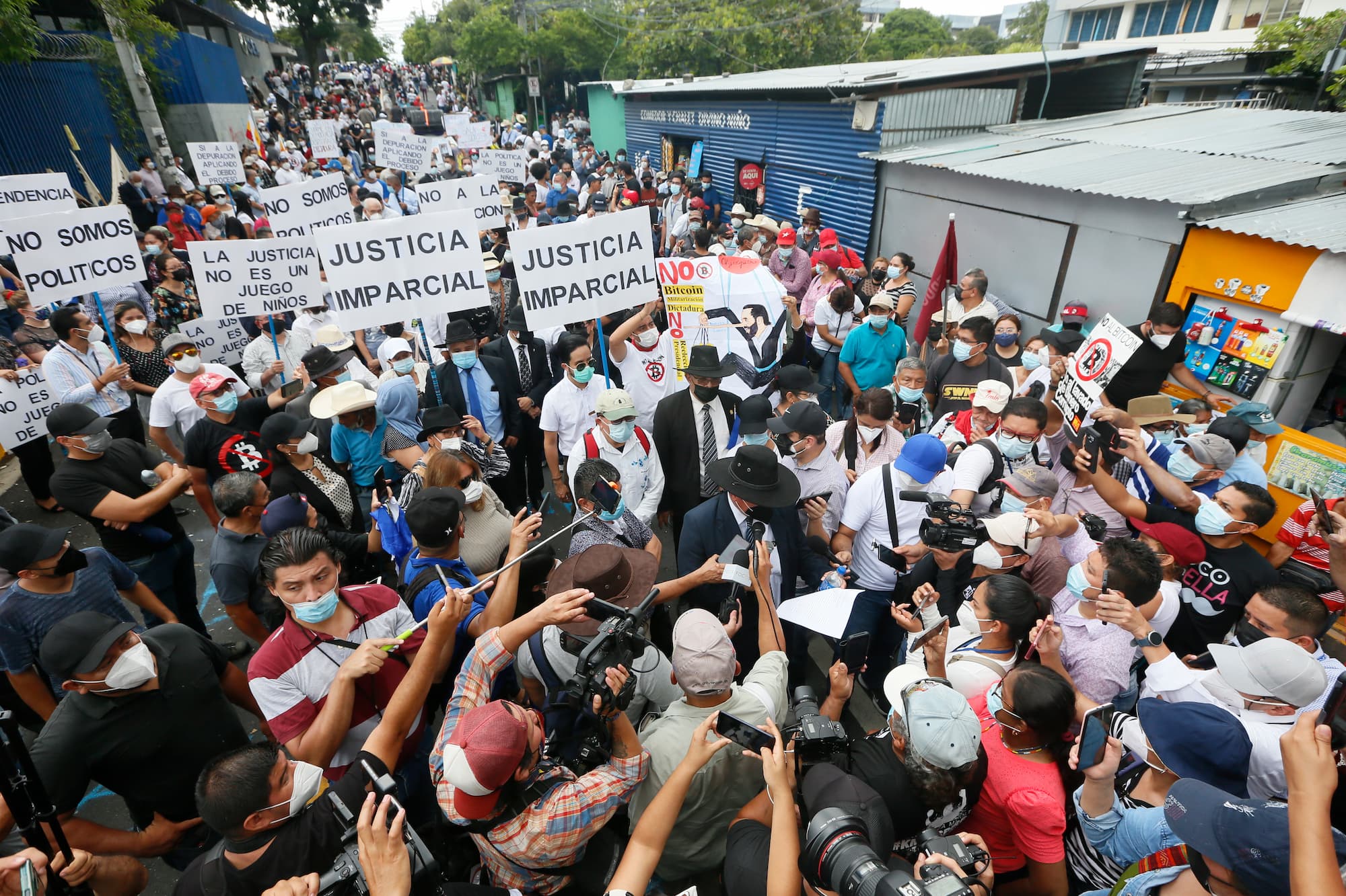El 7 de septiembre de 2021, decenas de jueces participaron en una marcha hacia la Asamblea Legislativa en protesta por el decreto 144 Foto: La Prensa Gráfica.