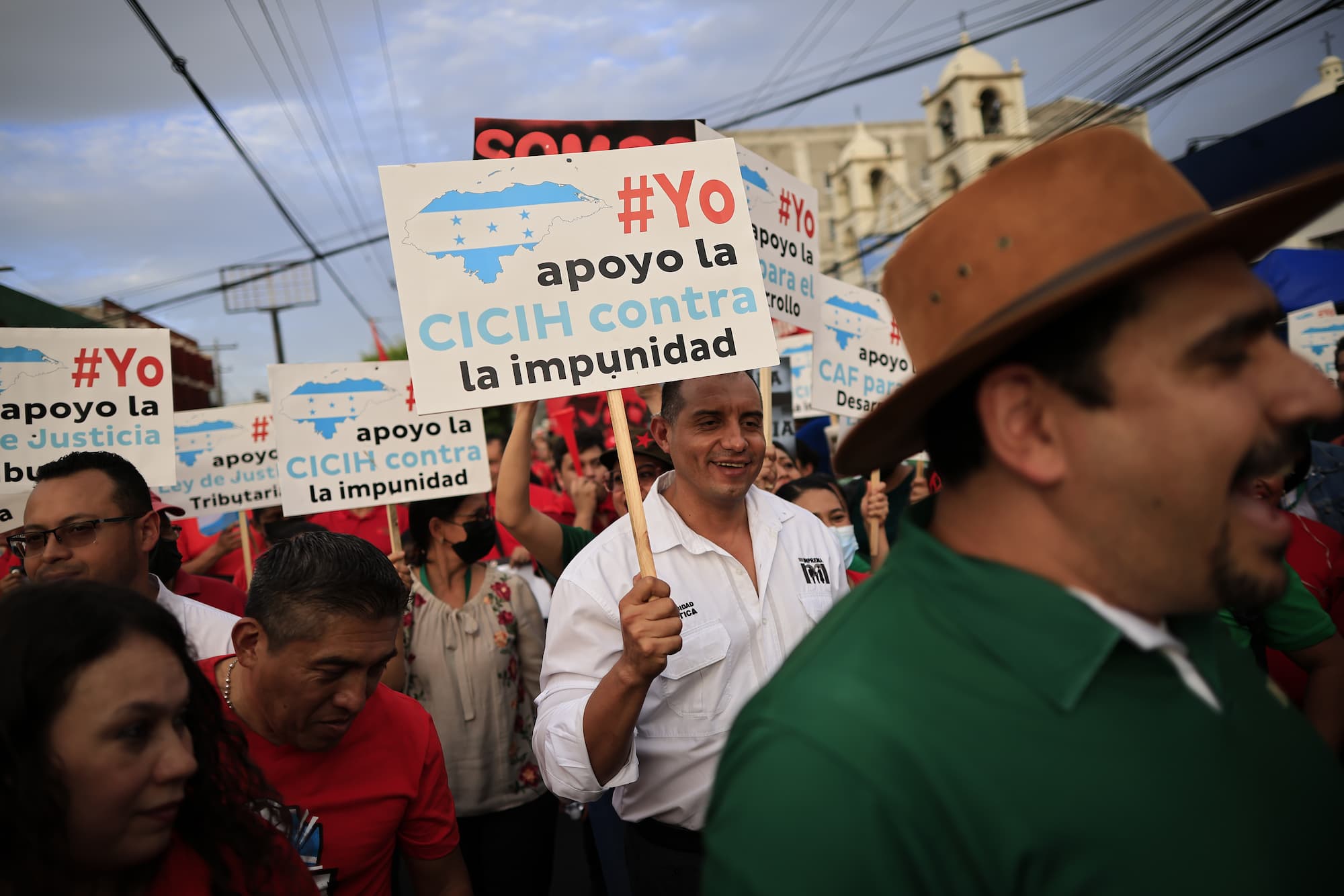 Con pancartas marcharon miles de seguidores del partido de Gobierno. Foto CC/Jorge Cabrera