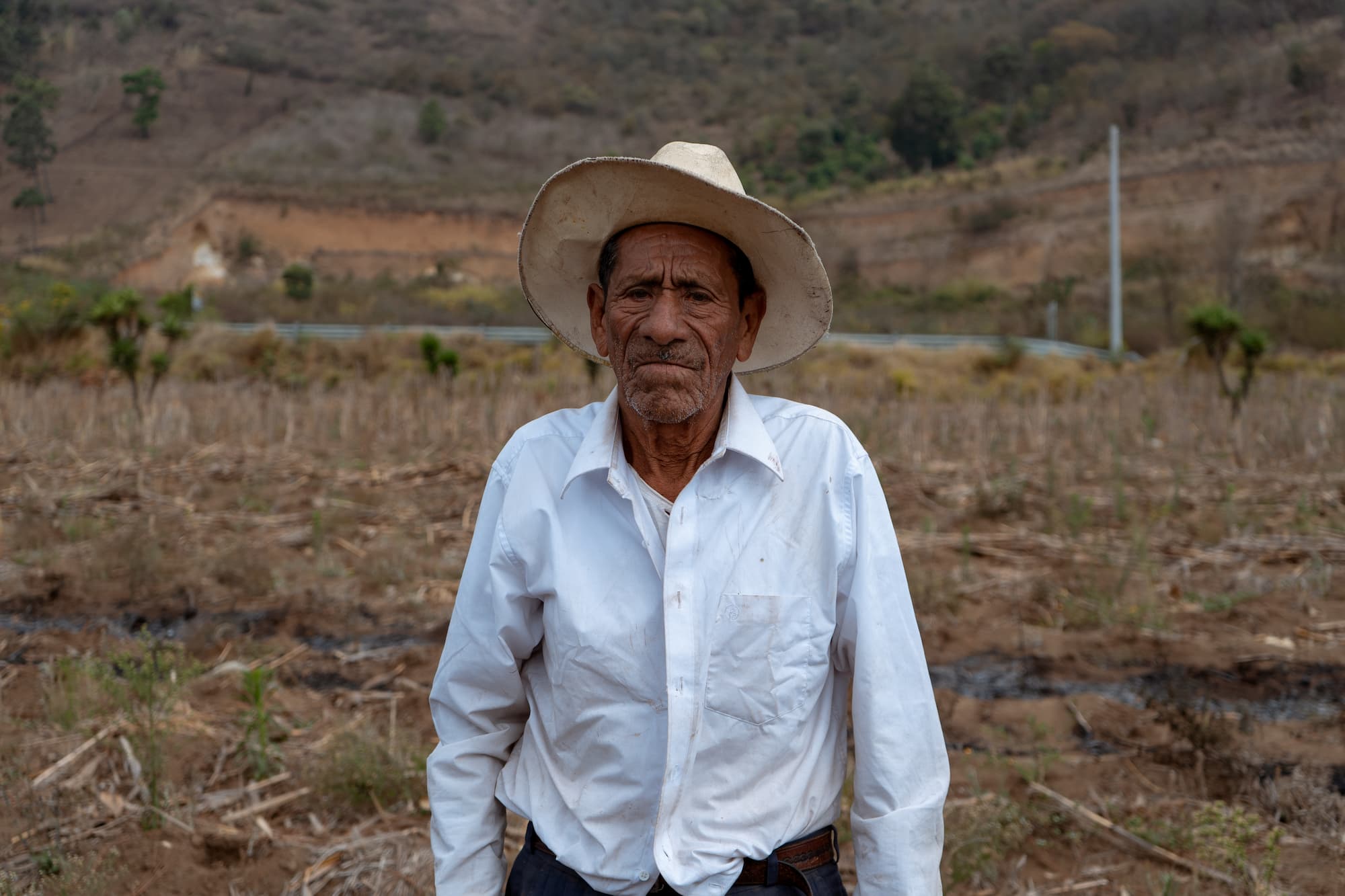 Manuel Miculax, de 92 años, perdió sus cultivos y su única fuente de alimento cuando los inundó el agua que provenía del Libramiento de Chimaltenango. Foto: Plaza Pública.