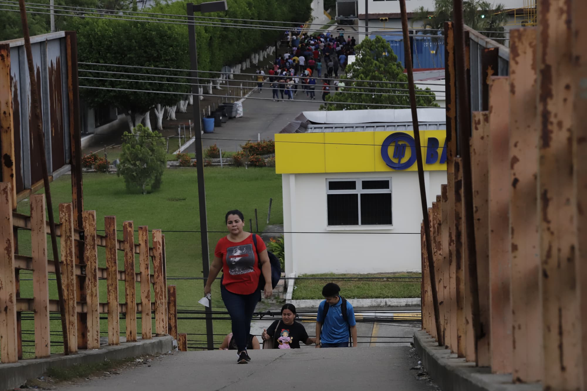 Trabajadoras de la maquila en el Parque Industrial Zip Buena Vista retornan a sus hogares después de cumplir con los horarios de trabajo Fotos CC/Amílcar Izaguirre