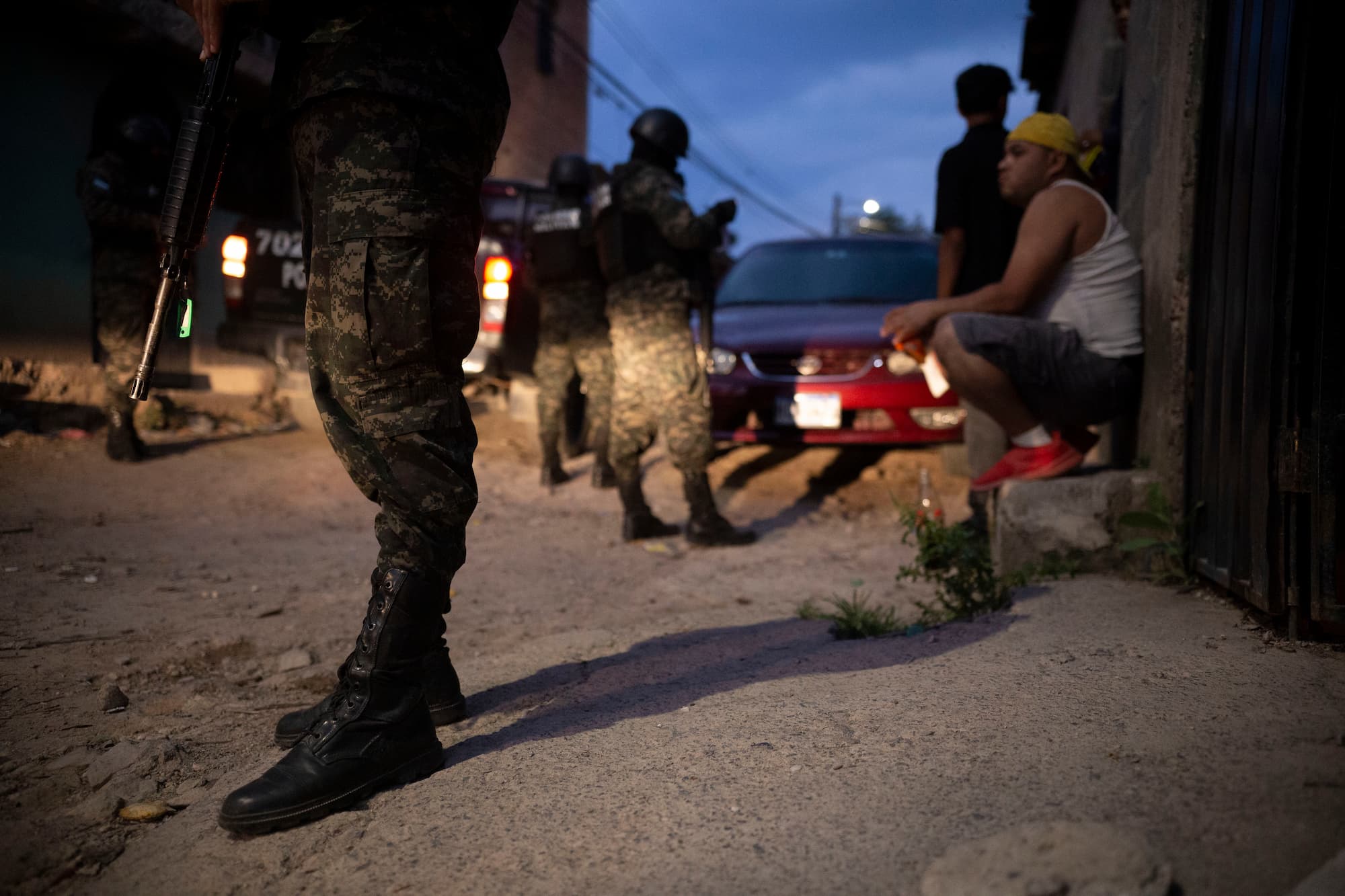 n grupo de militares requisan a dos personas durante un operativo en la colonia Villanueva de Tegucigalpa. Fotos CC/Fernando Destephen.