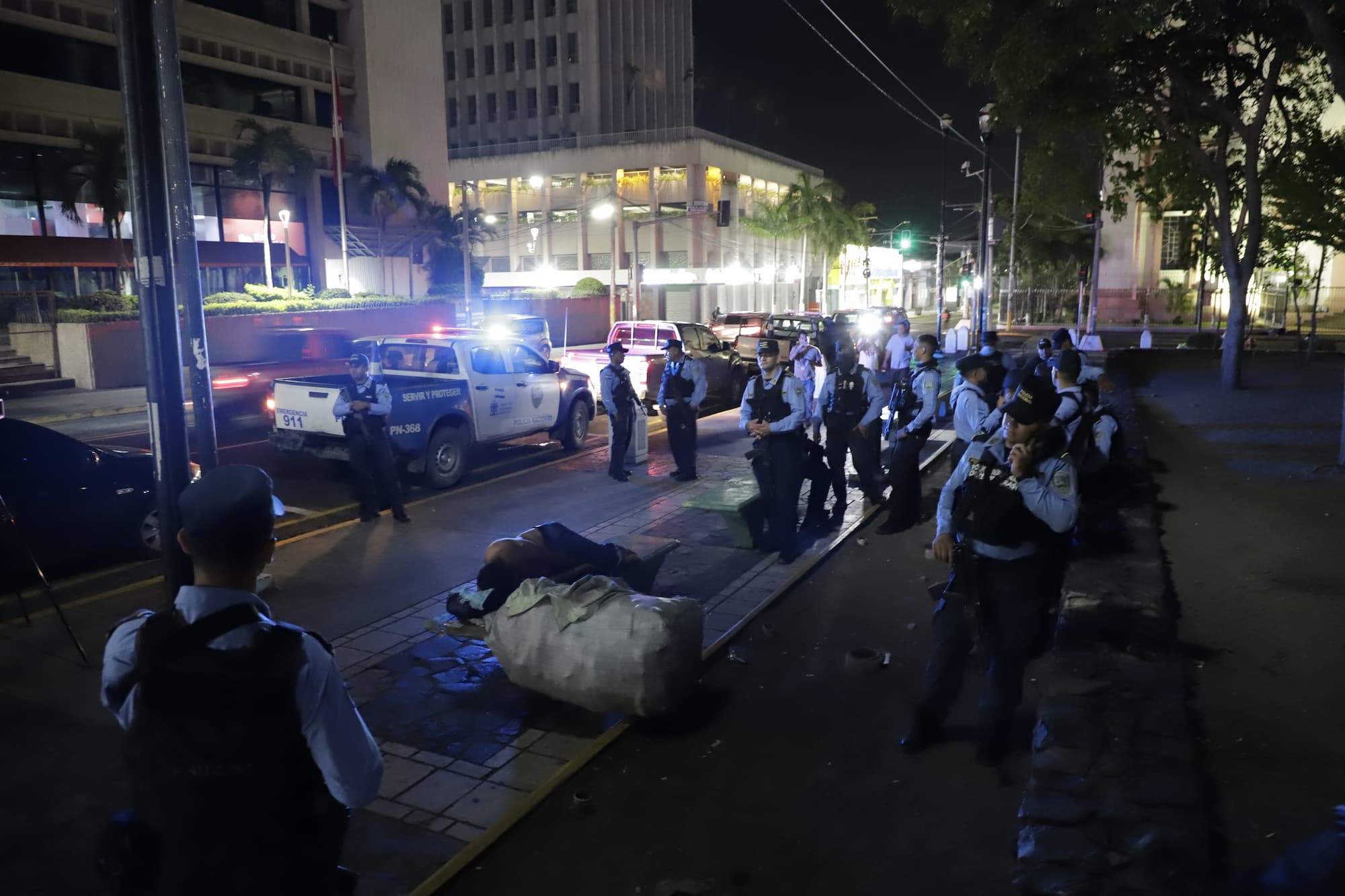 Según los representantes de los negocios nocturnos las autoridades justifican el toque de queda con que no hay suficientes policías para bajar los índices de violencia. Fotos CC/Amílcar Izaguirre.