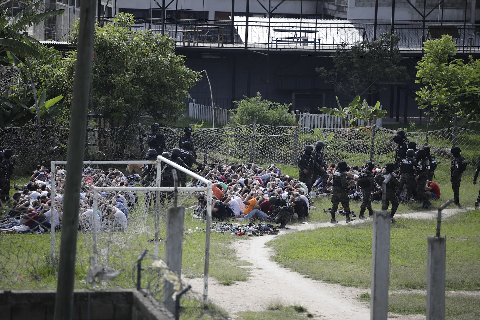 Privados de libertad sentados en la cancha de fútbol de la cárcel de Támara, Francisco Morazán, durante el primer día de las Fuerzas Armadas al frente del sistema carcelario del país. Foto CC/Jorge Cabrera.