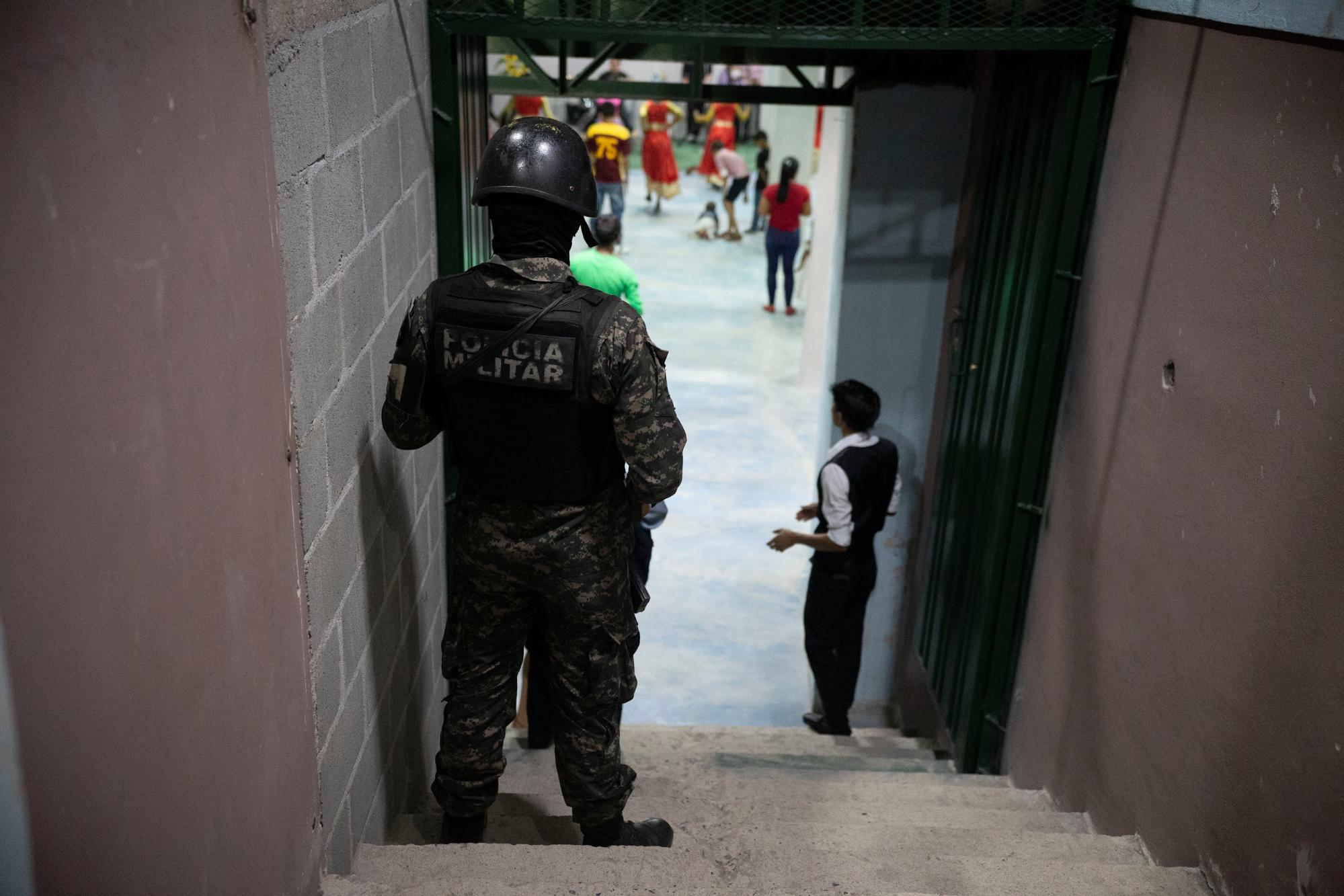 Un policía militar observa el culto en una iglesia evangélica en el barrio Villanueva de Tegucigalpa, durante un operativo de rutina. Foto CC/Fernando Destephen.