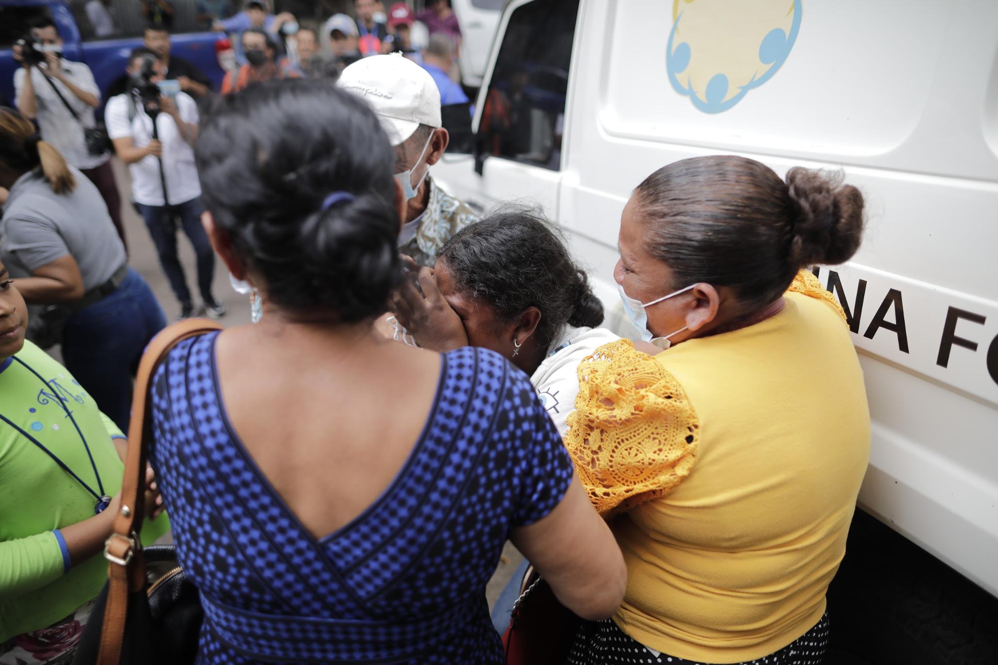 Familiares de las víctimas de PNFAS en Tamara lloran al recibir los cuerpos de sus parientes. FotoCC | Jorge Cabrera.