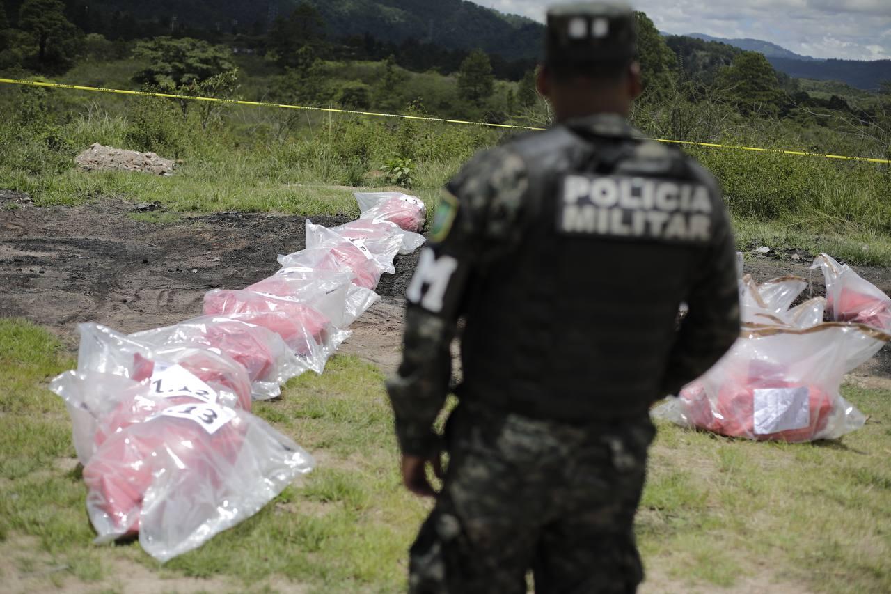 Miembro de la Policía Militar resguarda un cargamento de droga que será incinerado.foto CC/Jorge Cabrera