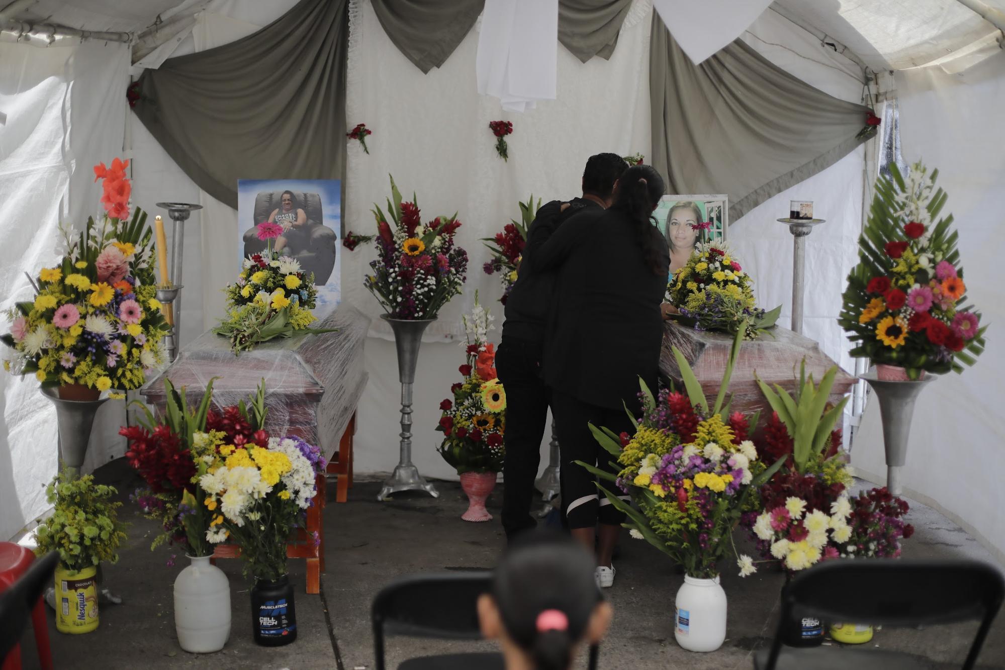 Familiares lloran en el velorio de una de las víctimas de la penitenciaría femenina de Támara, Francisco Morazán. Foto CC/Jorge Cabrera.