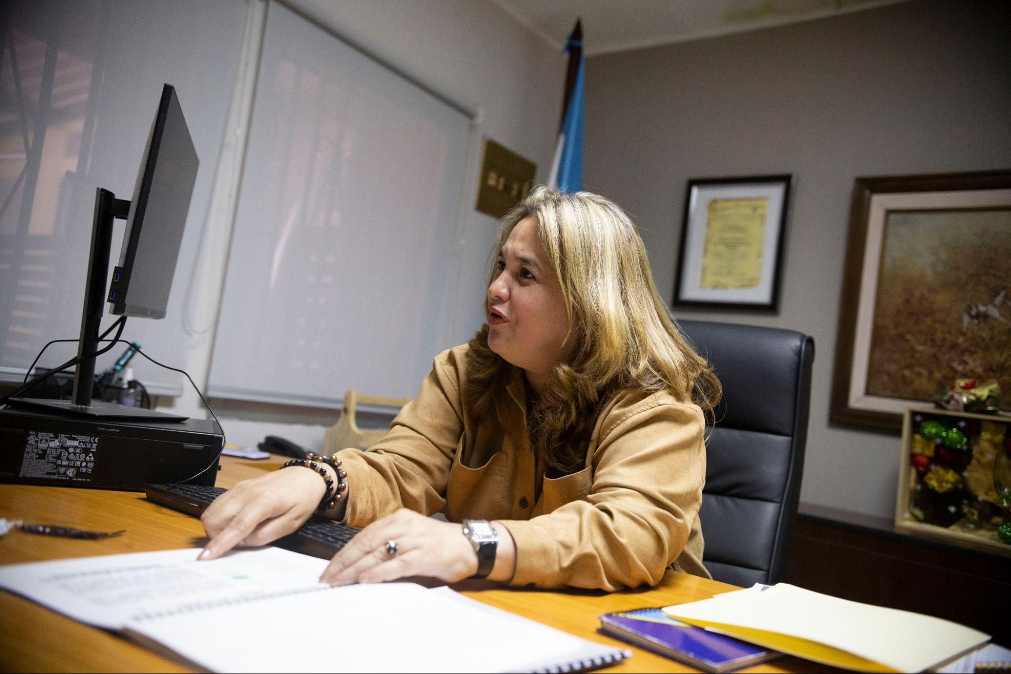 La viceministra de Seguridad, Julissa Villanueva muestra los informes que preparó durante su breve paso como inventora del sistema penitenciario. Foto CC/Fernando Destephen