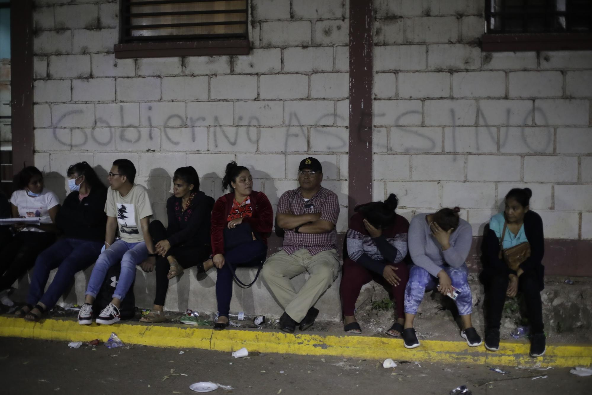 Familiares de la víctimas de la penitenciaría femenina de Támara, esperan afuera del Centro De Medicina Legal Y Ciencias Forenses por noticias de las autopsias. Foto CC | Jorge Cabrera.