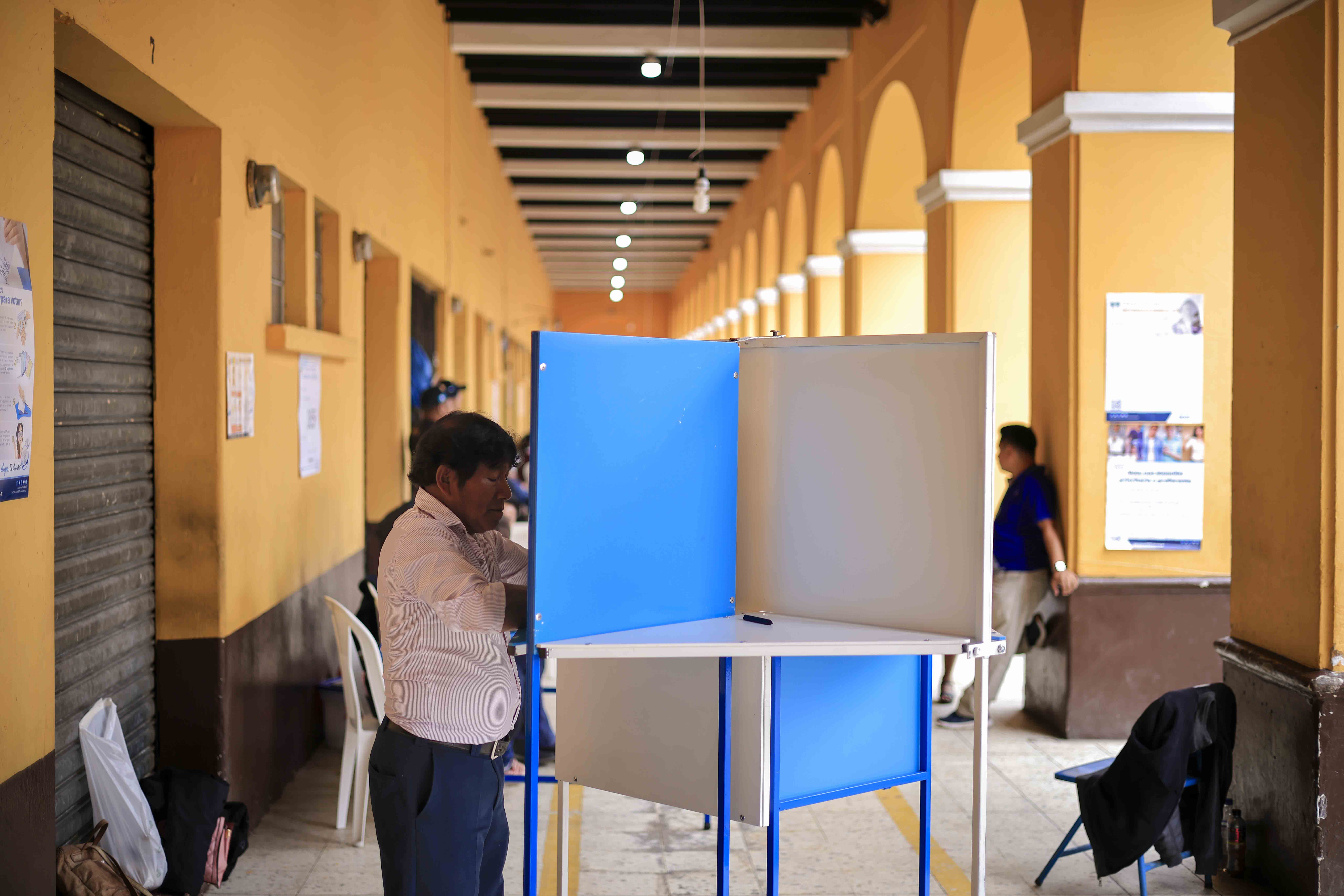 Eustaquio Shinec vota por primera vez en unas elecciones a petición de su difunta esposa. Foto CC/Jorge Cabrera