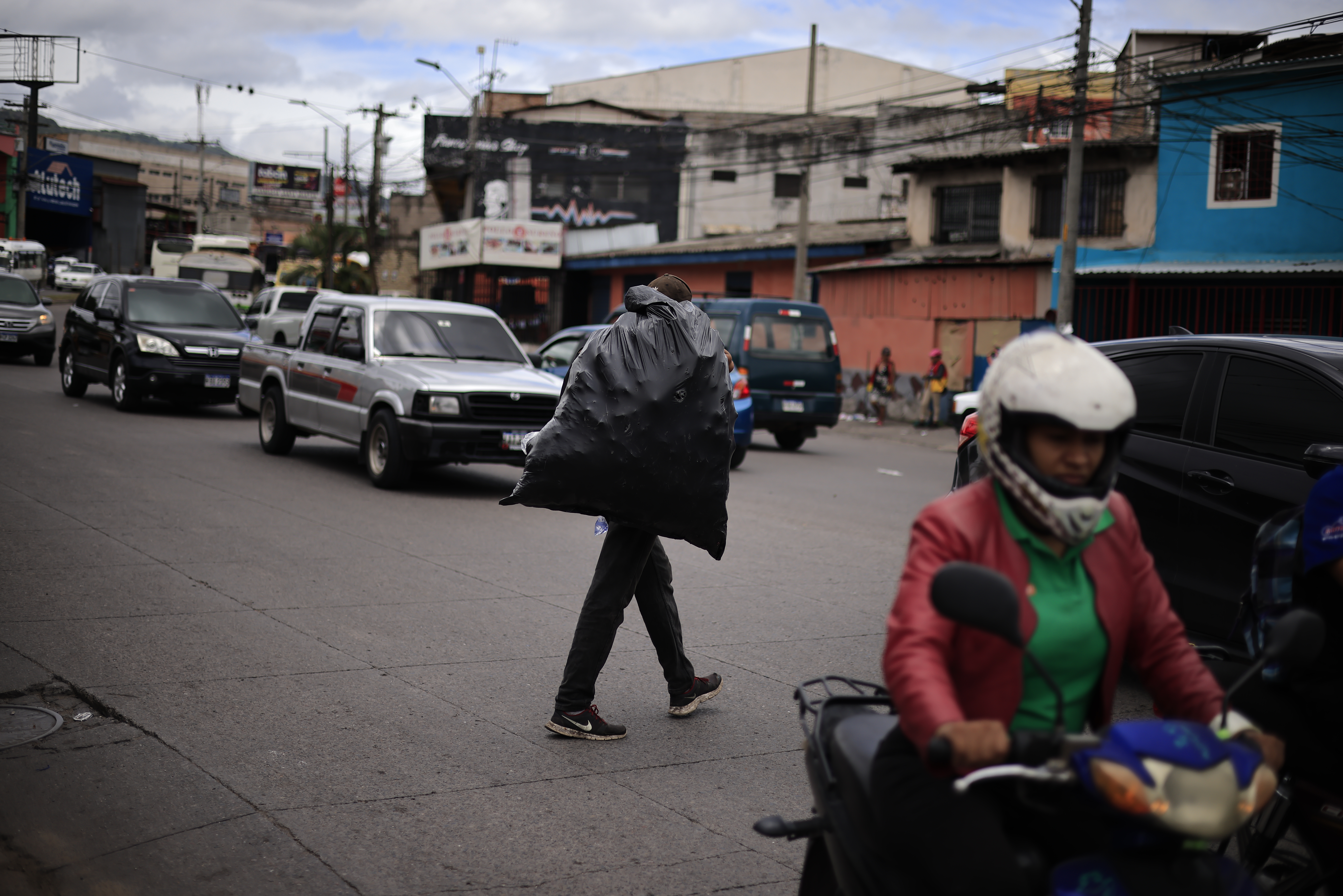 Un recogedor de plásticos pasa por una calle de Comayagüela. Foto CC/ Jorge Cabrera