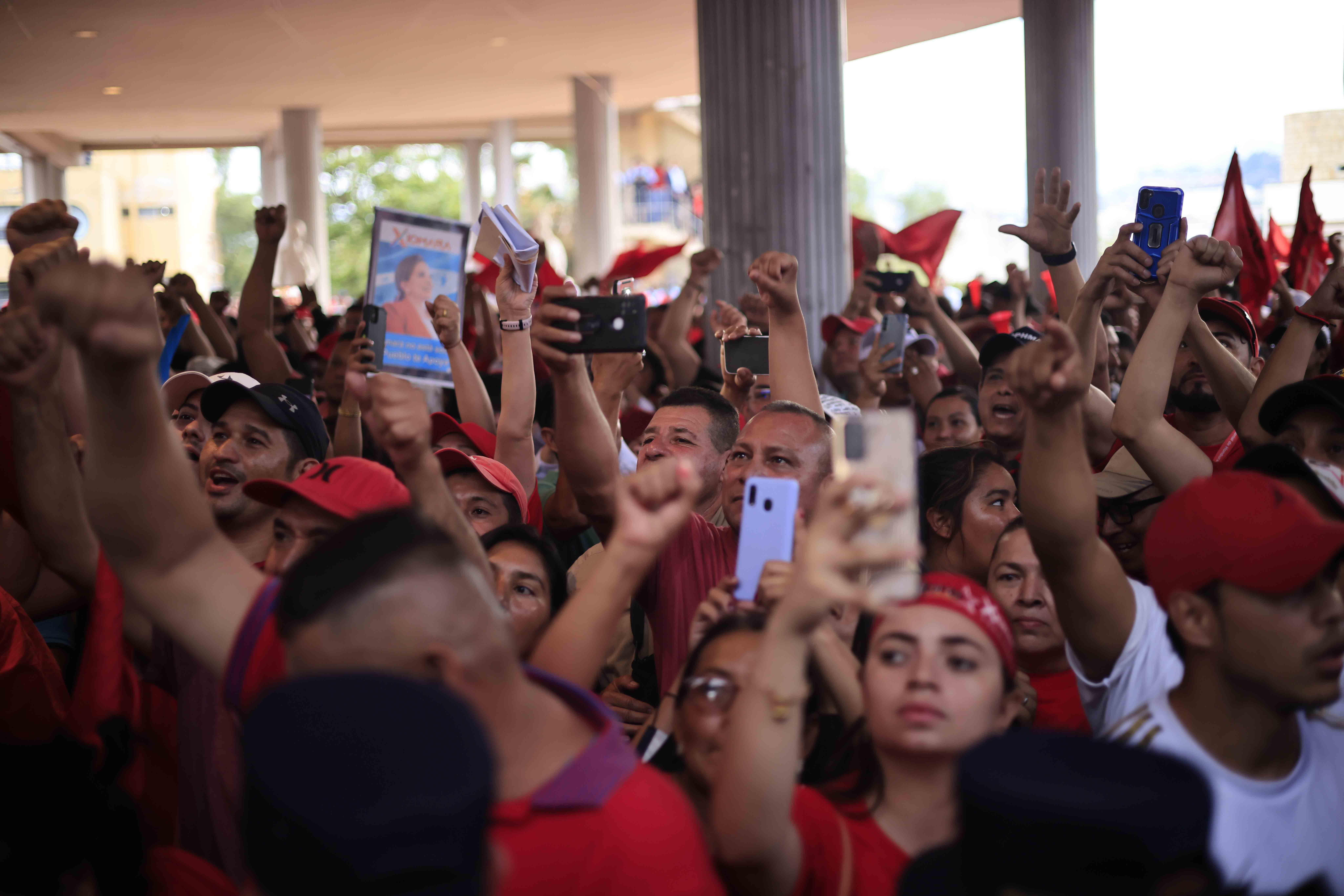 La ola de seguidores del Partido Libre se instaló en los bajos del Congreso Nacional durante la elección fallida de nuevo Fiscal General. Foto CC/Jorge Cabrera