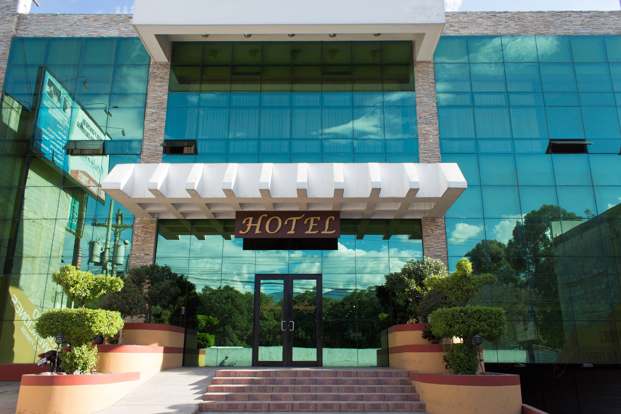 El Centro de Convenciones y hotel California está ubicado en un terreno de 1,352 metros cuadrados en uno de los puntos más importantes de Huehuetenango.
