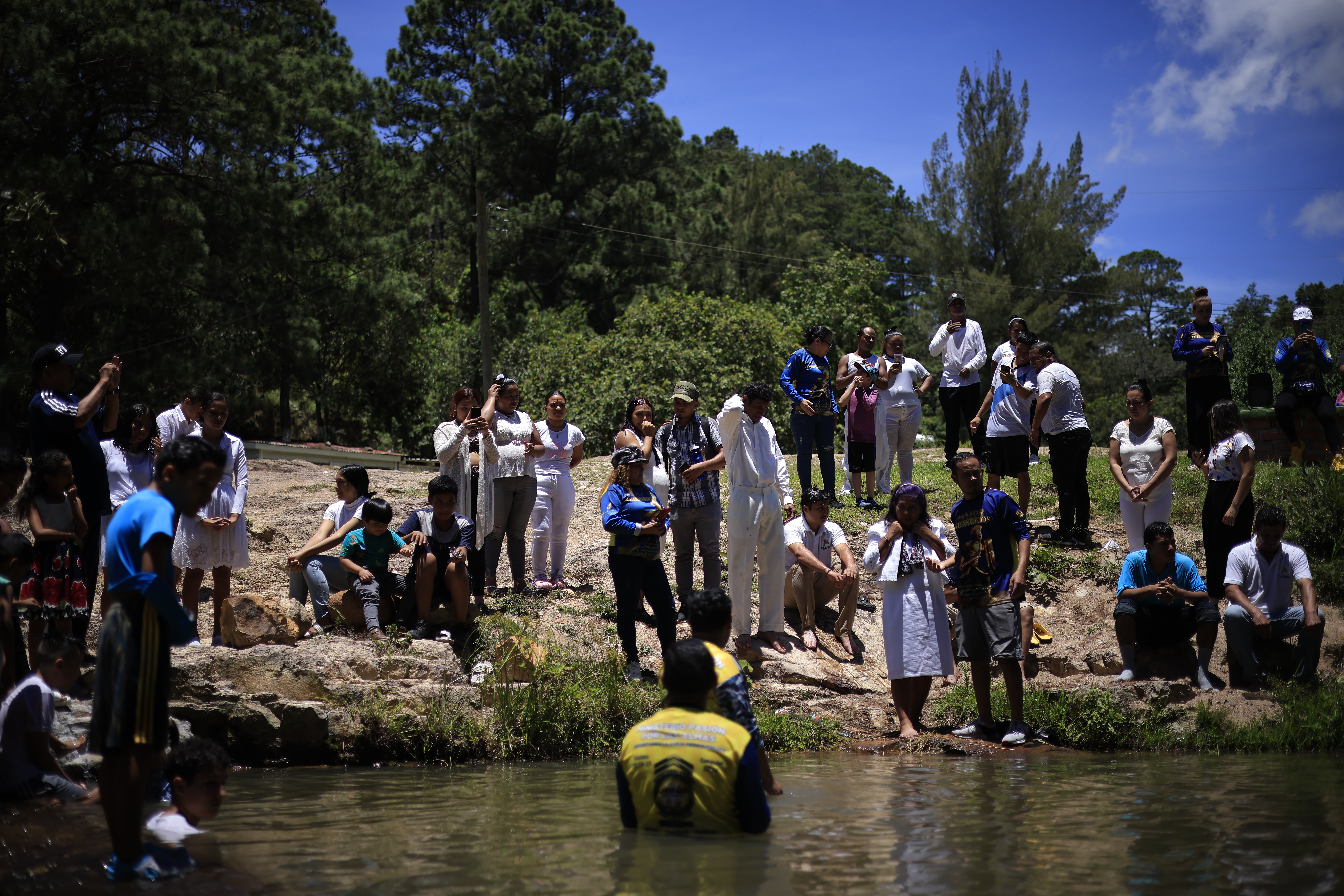 Los nuevos bautizados de la iglesia Ministerio Amor por las almas en San Matías. Foto CC/Jorge Cabrera