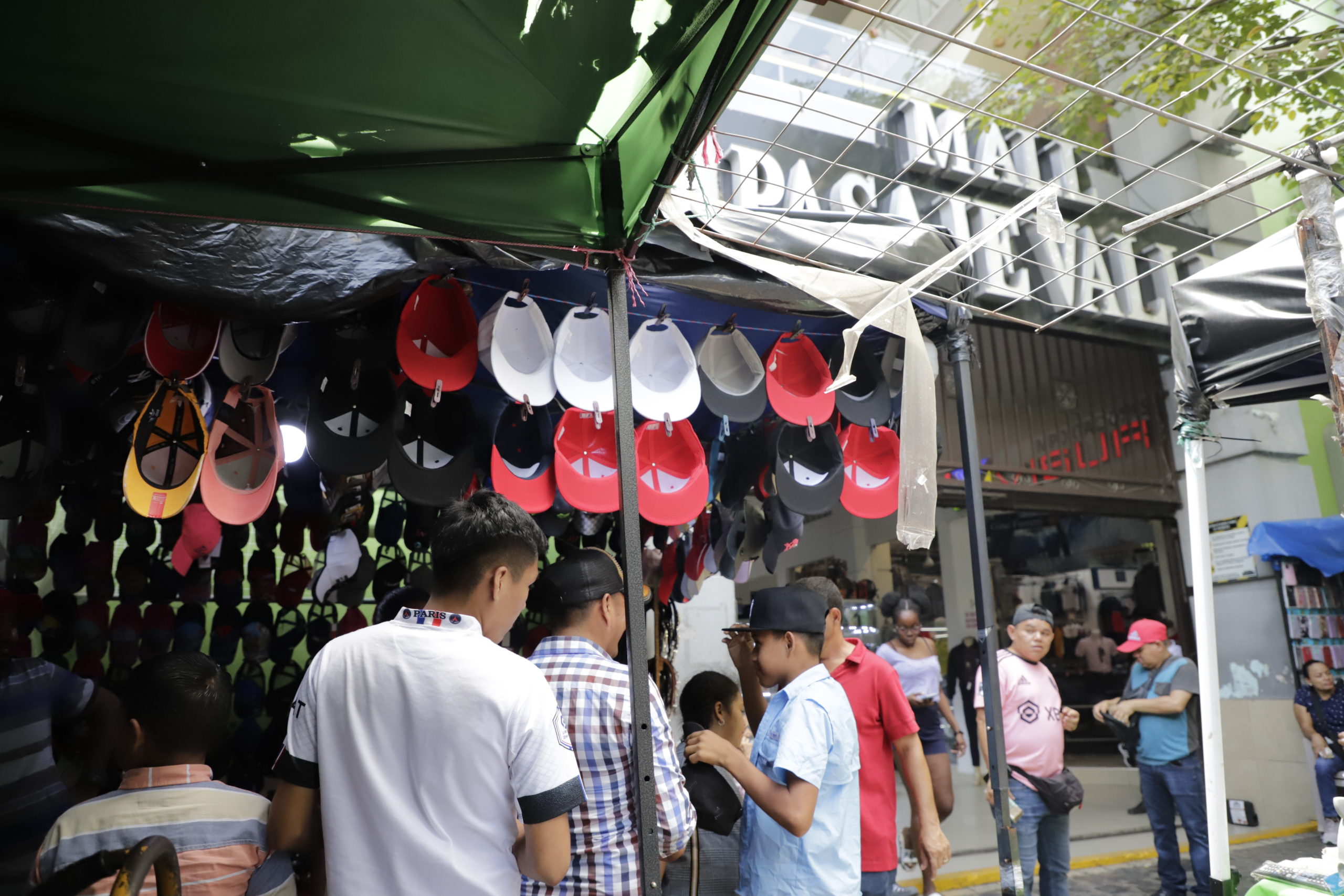 El rótulo del mall pasaje Valle, ubicado en la segunda calle y segunda avenida de San Pedro Sula, se pierde entre al menos 200 puestos de vendedores ubicados en este espacio.  Foto CC/Amilcar Izaguirre