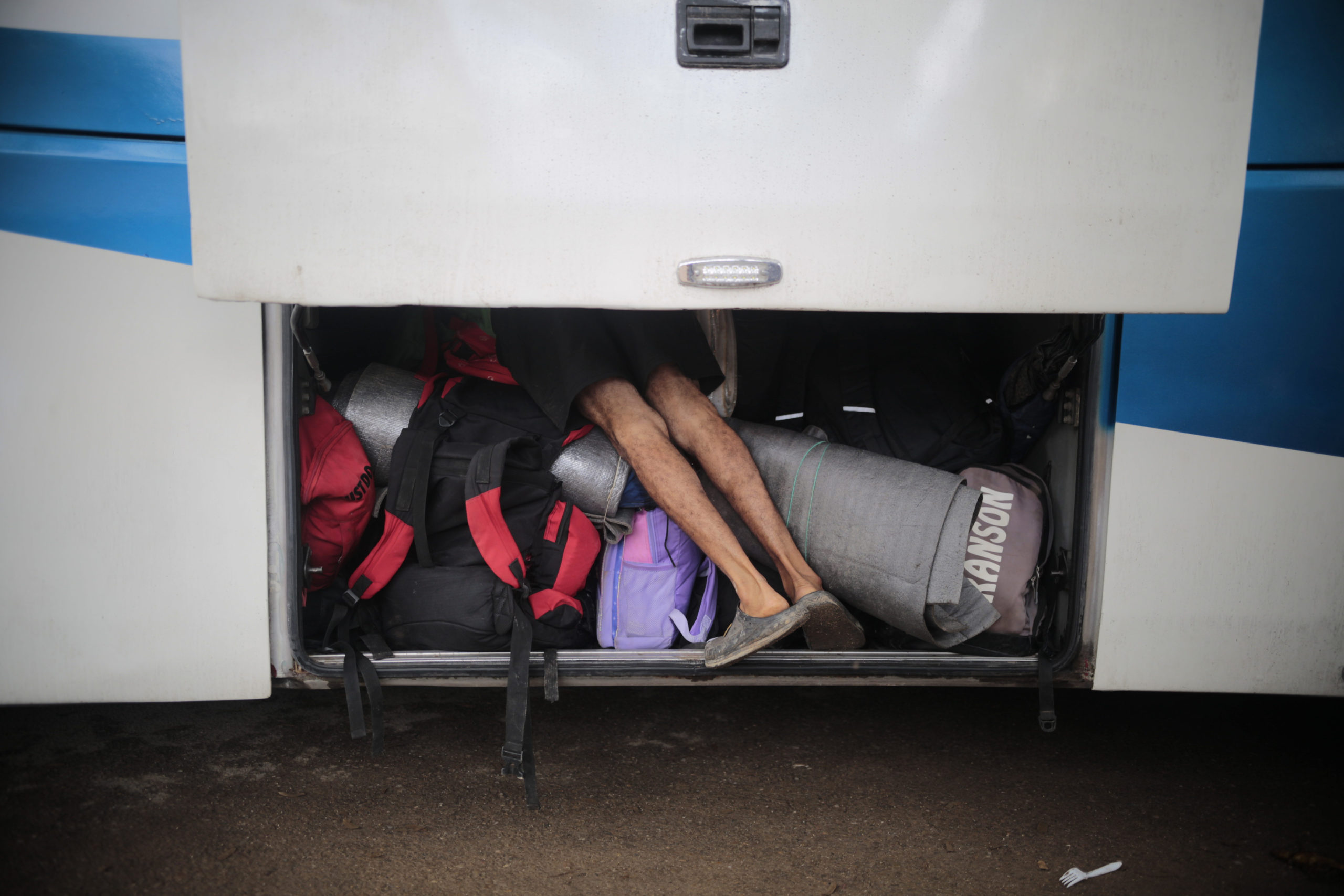 Un migrante acomoda su equipaje en el bus que los transporta hasta la frontera con Guatemala. Danlí, El Paraíso. Foto CC/Fernando Destephen.