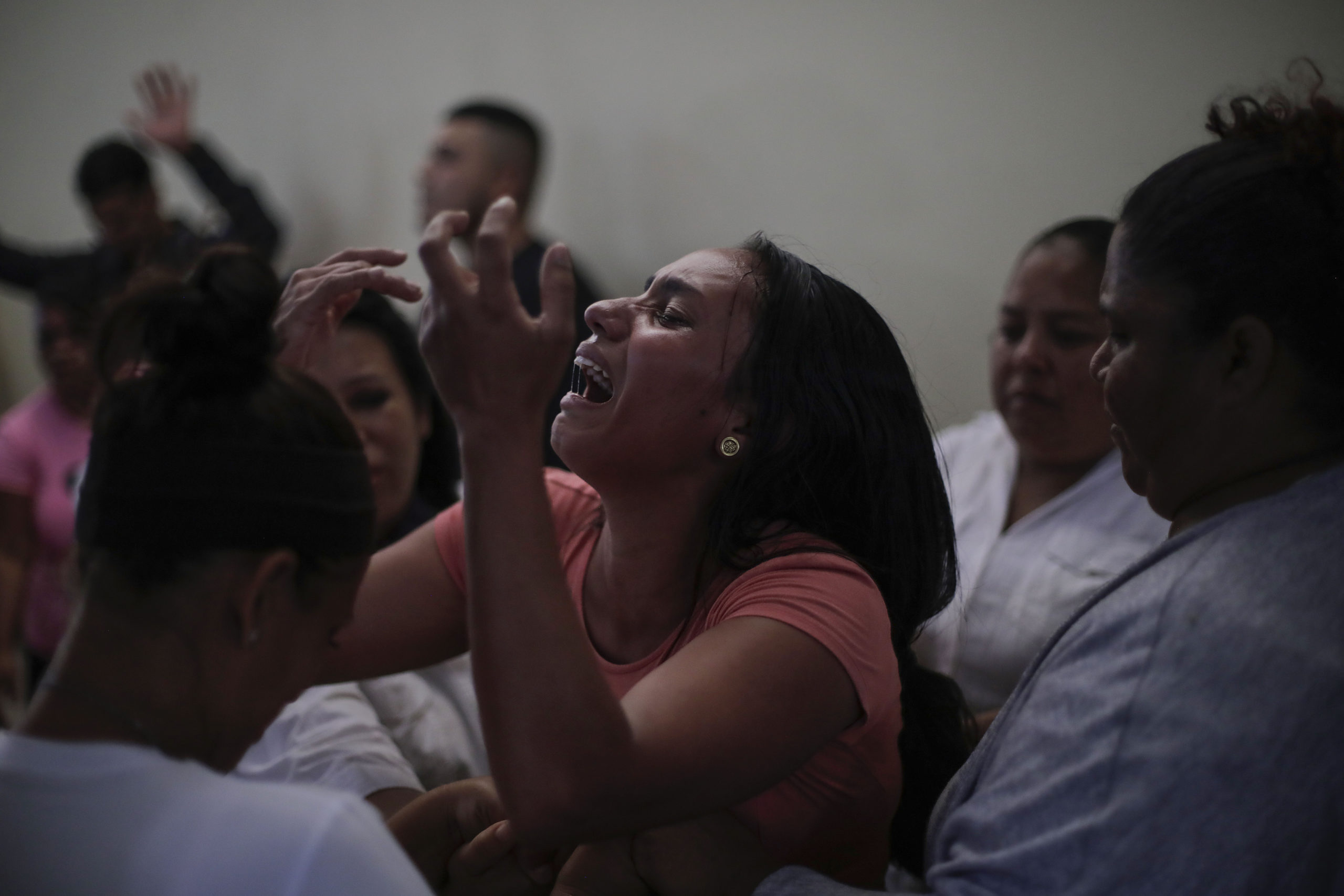 La reacción de una joven madre mientras los pastores la rodean en oración. Foto CC/Jorge Cabrera