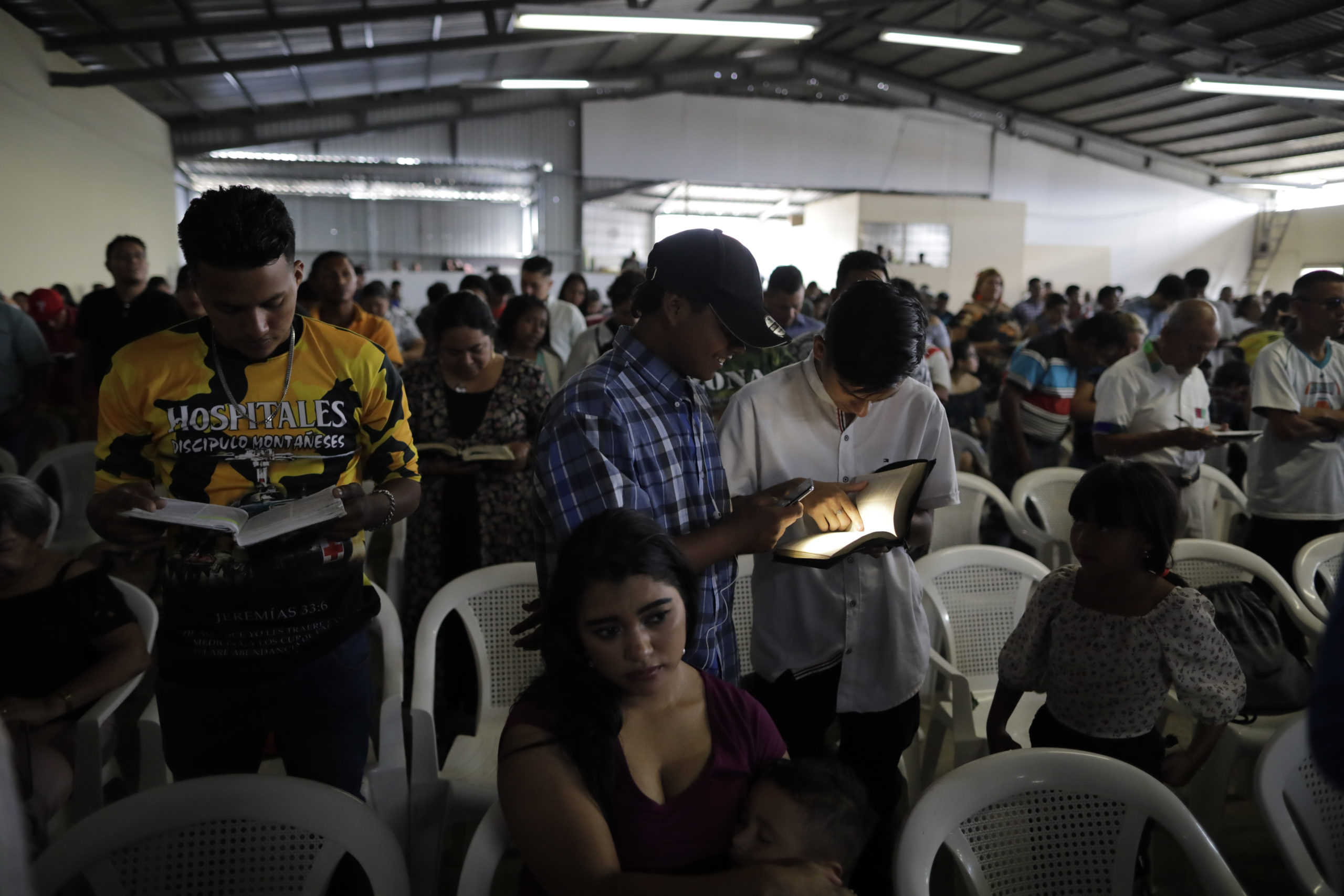 Los jóvenes que intentan retirarse de las pandillas reciben el sermón durante la reunión dominical en el Ministerio Amor por las Almas. Foto CC/Jorge Cabrera