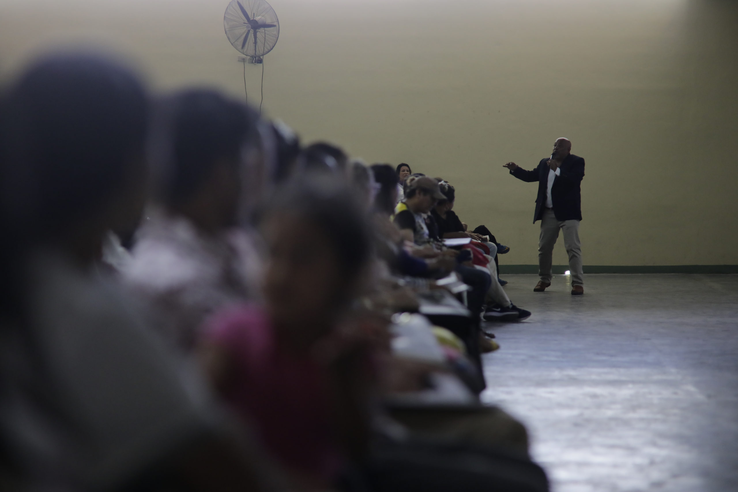 El pastor Cerrato durante una reunión de su congregación. Foto CC/Jorge Cabrera