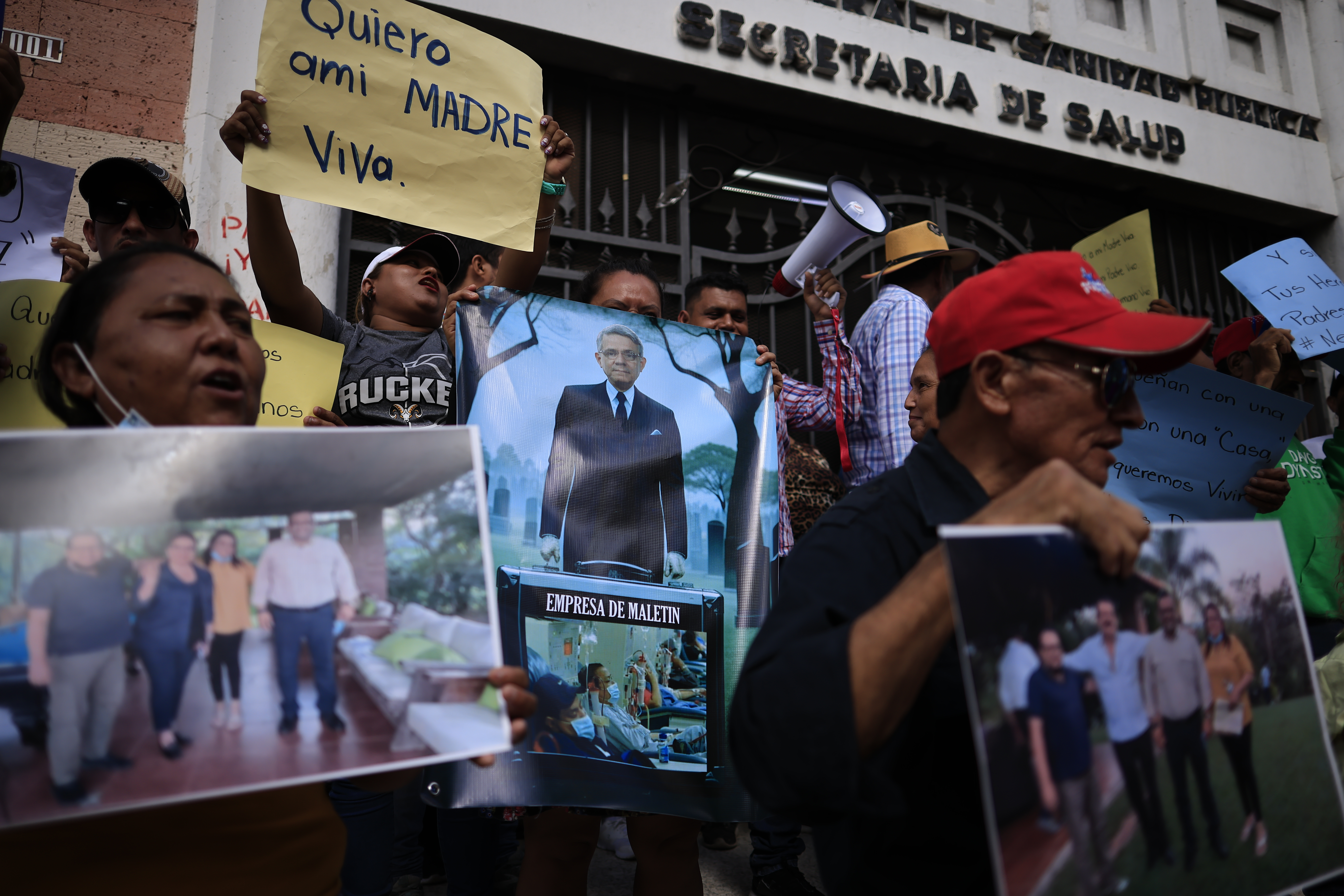 Pacientes renales protestan en las afueras de la secretaría de salud en Tegucigalpa, exigiendo que se le permita a Diálisis de Honduras participar en las licitaciones. Foto CC/Jorge Cabrera