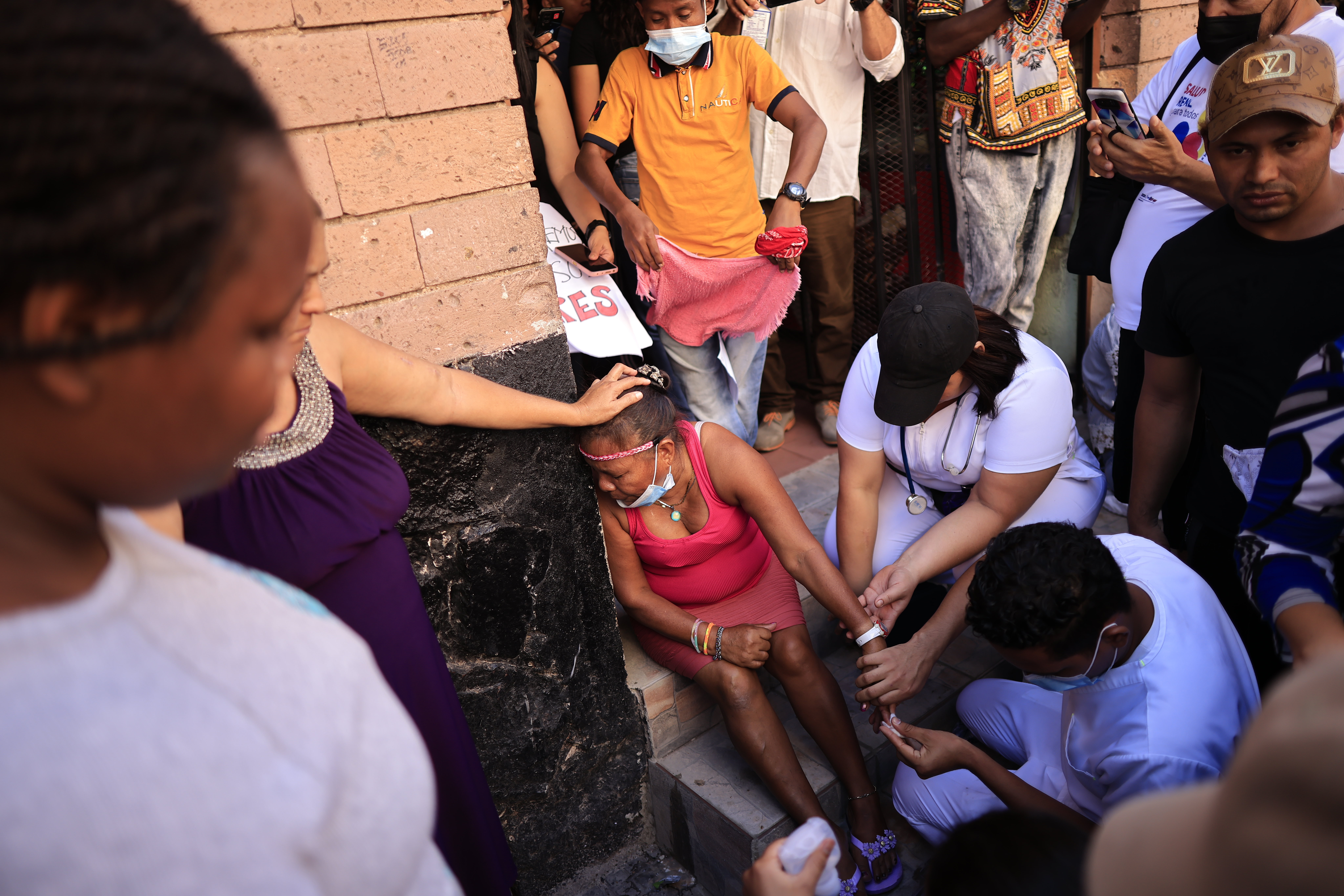 Varios pacientes renales se desmayaron durante la protesta frente al Ministerio de Salud. Foto CC/Jorge Cabrera