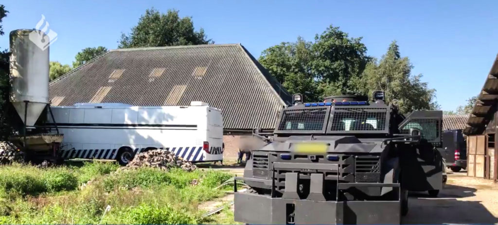 El 11 de agosto de 2020, la policía holandesa detectó el mayor laboratorio de cocaína jamás encontrado en el país. Se escondía en una escuela de equitación en el pueblo de Nijeveen. Policía Nacional de los Países Bajos.