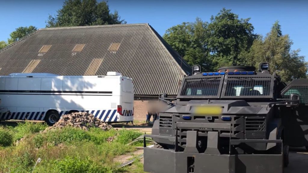 El 11 de agosto de 2020, la policía holandesa detectó el mayor laboratorio de cocaína jamás encontrado en el país. Se escondía en una escuela de equitación en el pueblo de Nijeveen. Policía Nacional de los Países Bajos.