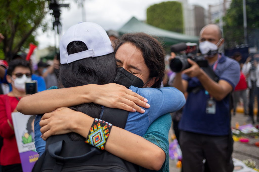 Berta Zúniga Cáceres abraza a otra mujer tras fallo condenatorio contra uno de los asesinos de su madre. Foto Archivo CC