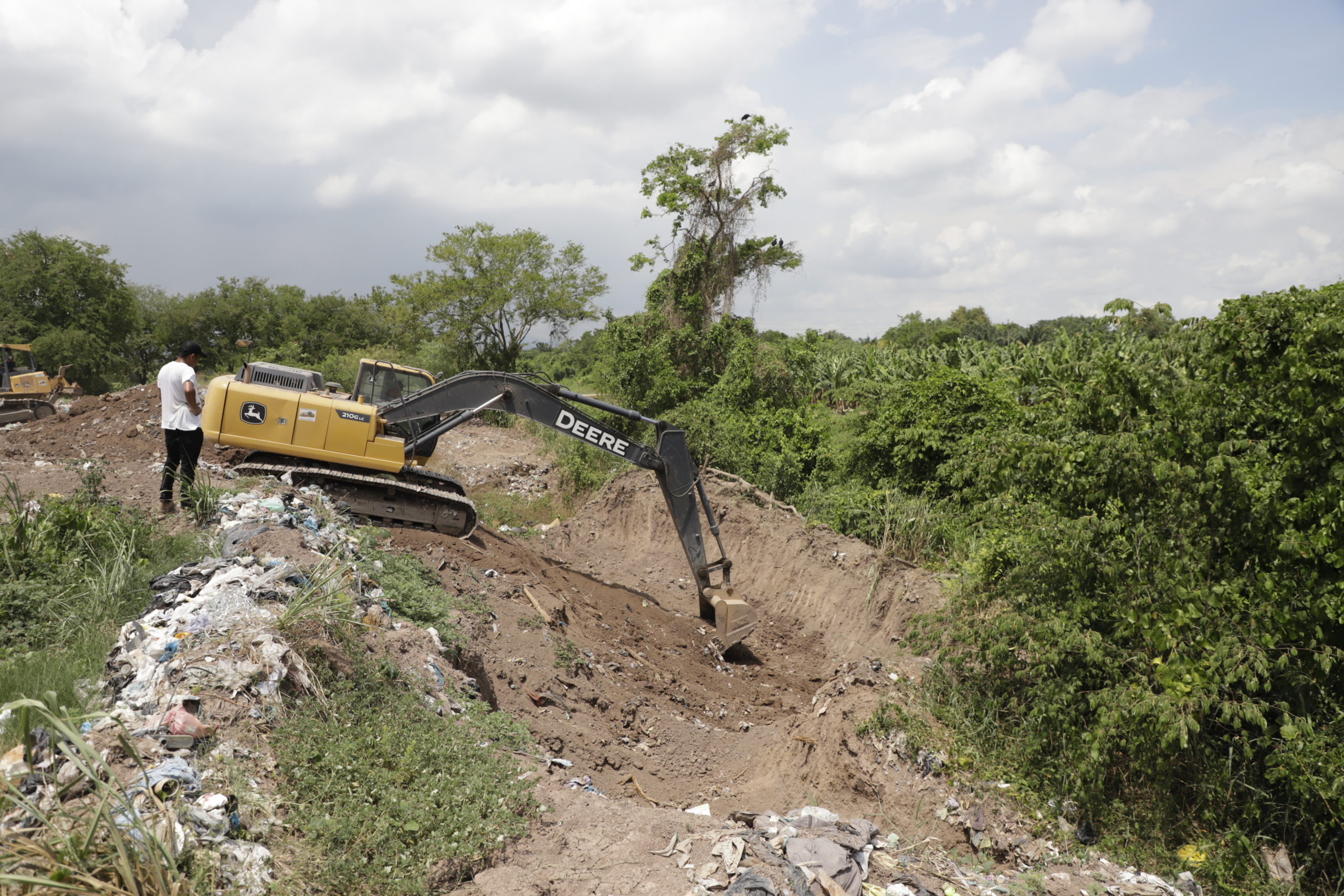 Una retroexcavadora prepara un canal para depositar la basura que llega del centro de Lima. Son pocos los lugares donde se puede escarbar, debido a que el agua está a pocos metros de la superficie de este terreno. Foto CC/Amílcar Izaguirre
