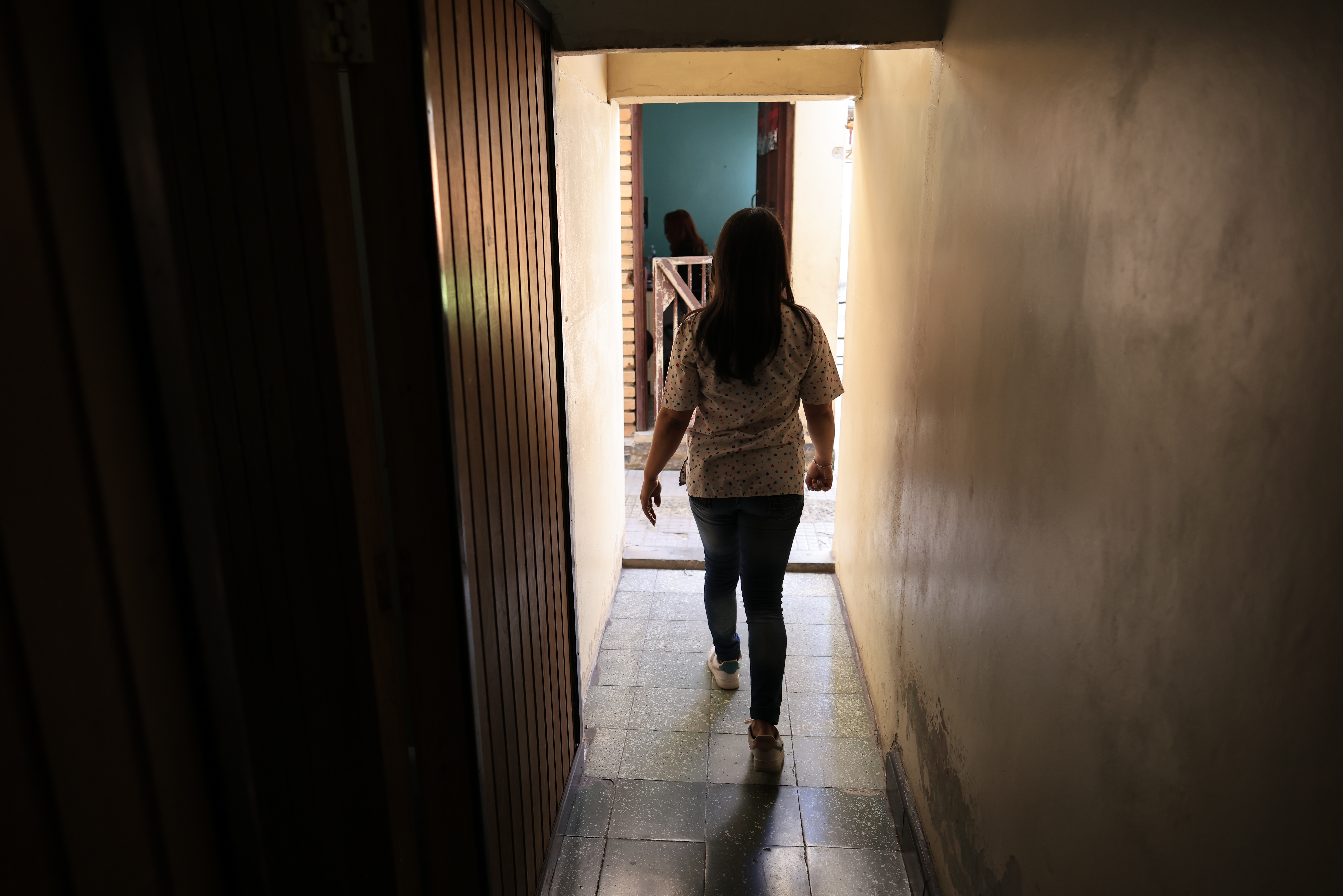 Una enfermera camina por las instalaciones del Mario Mendoza. Foto CC/Jorge Cabrera
