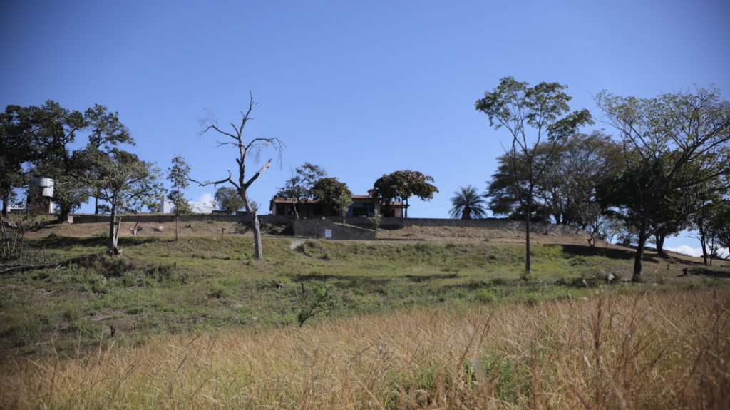 La fachada de una casa de campo vista desde el terreno bajo, donde se sospecha hay restos humanos. Foto CC/Fernando Destephen.