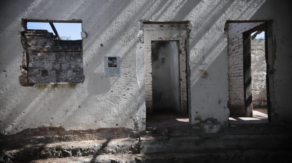 Fachada de la entrada a la casa secundaria de la finca, que servía de cárcel para los detenidos, los que después eran trasladados a la casa principal para torturarlos. Foto CC/Fernando Destephen.