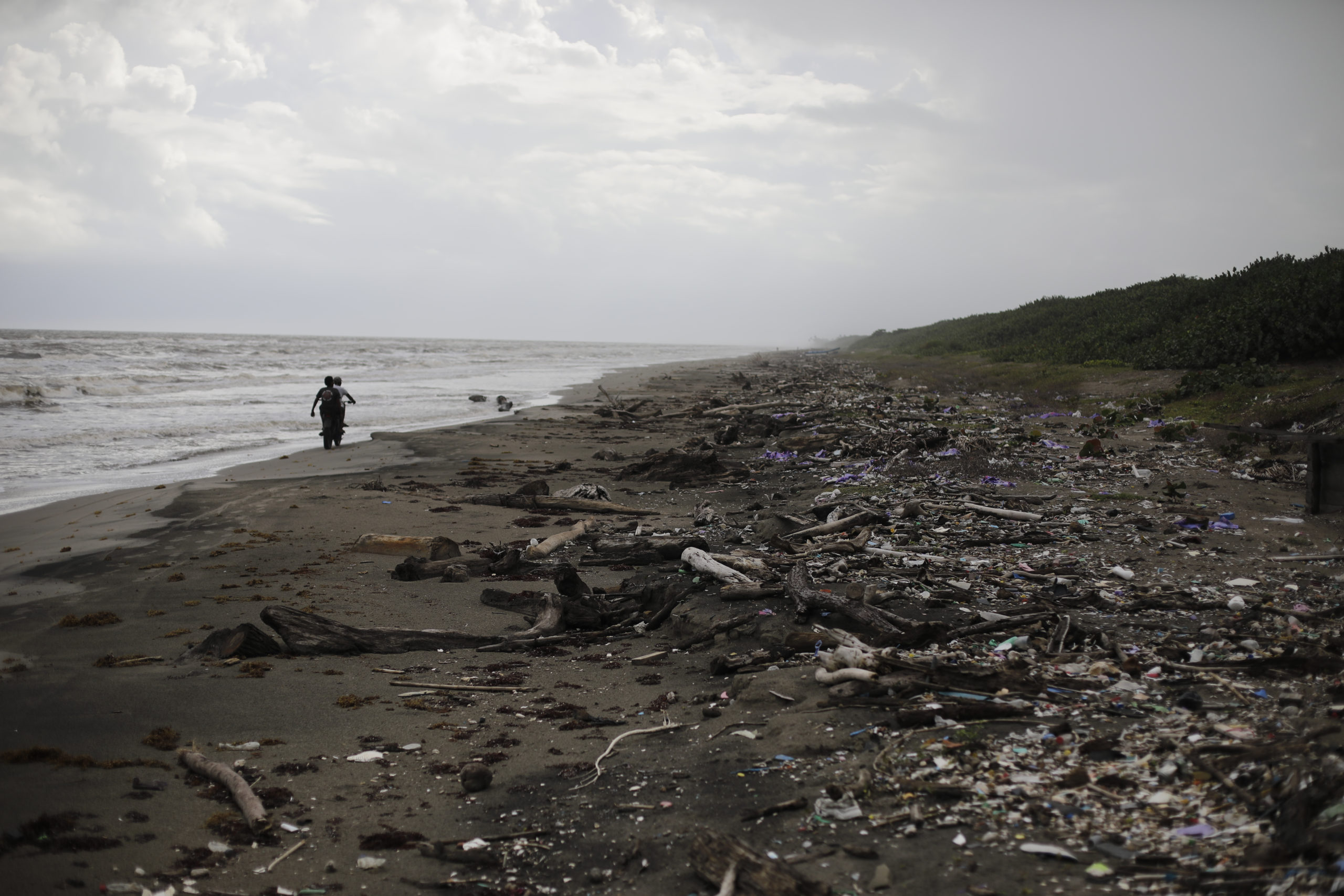 La costa de la Moskitia hondureña se mantiene llena de basura. Foto CC/Jorge Cabrera