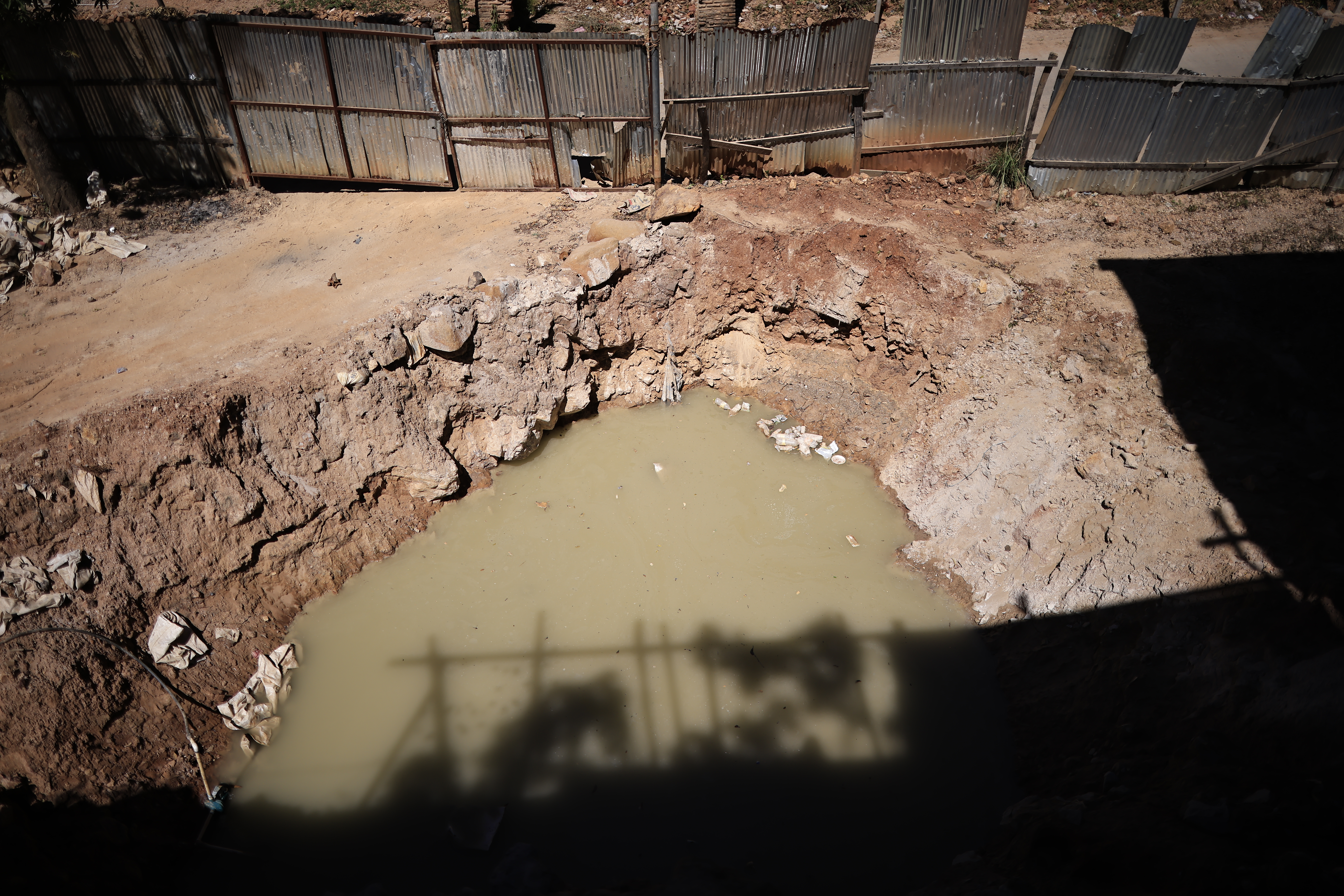 En la imagen se observa un hoyo de almacenamiento con agua contaminada que afecta la vegetación. El Corpus, febrero de 2024.  Foto CC/Jorge Cabrera