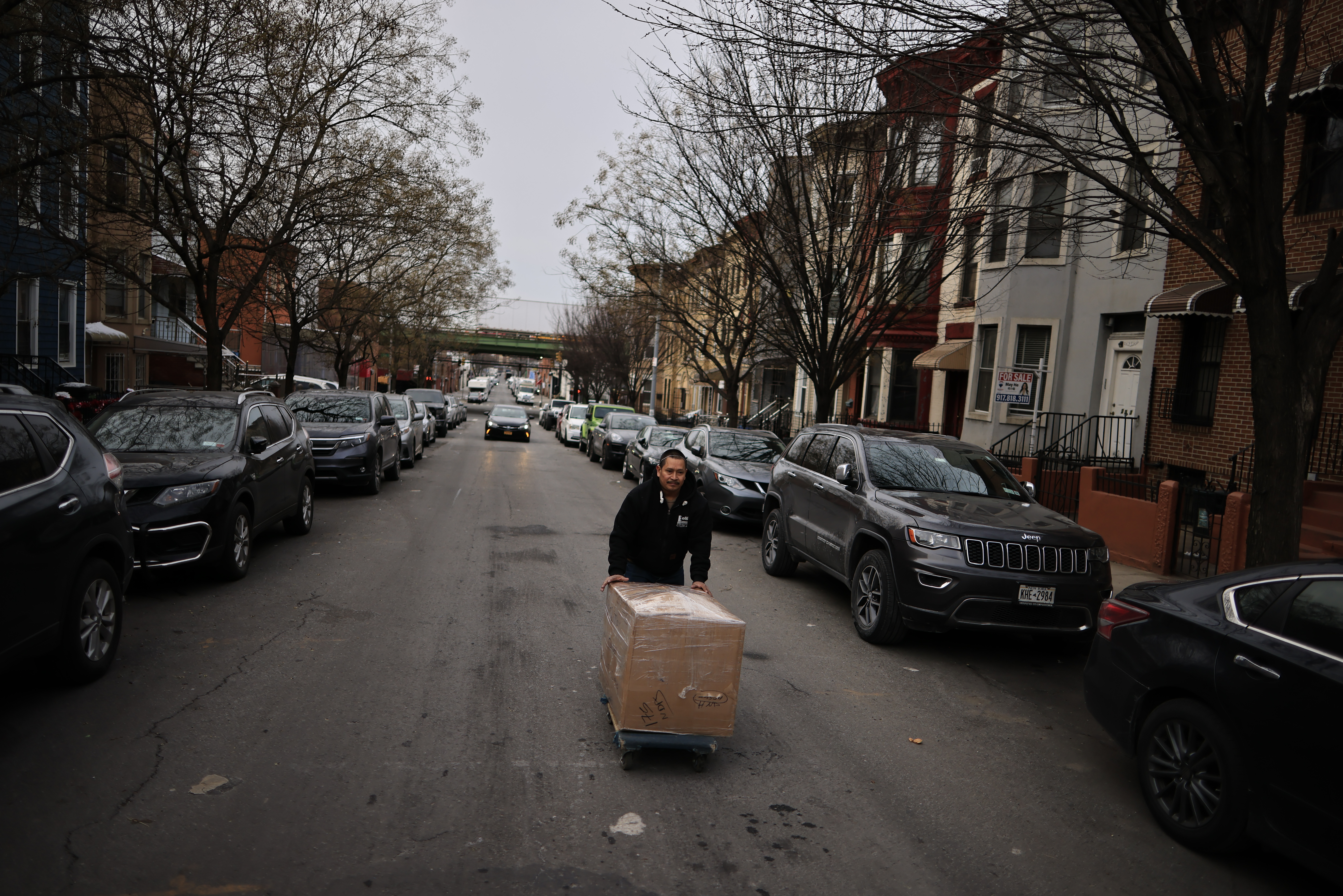 Un trabajador de la empresa hondureña Delsy traslada una caja de encomienda que será enviada a La Ceiba. Nueva York, 14 de febrero de 2024. Foto CC/Jorge Cabrera.