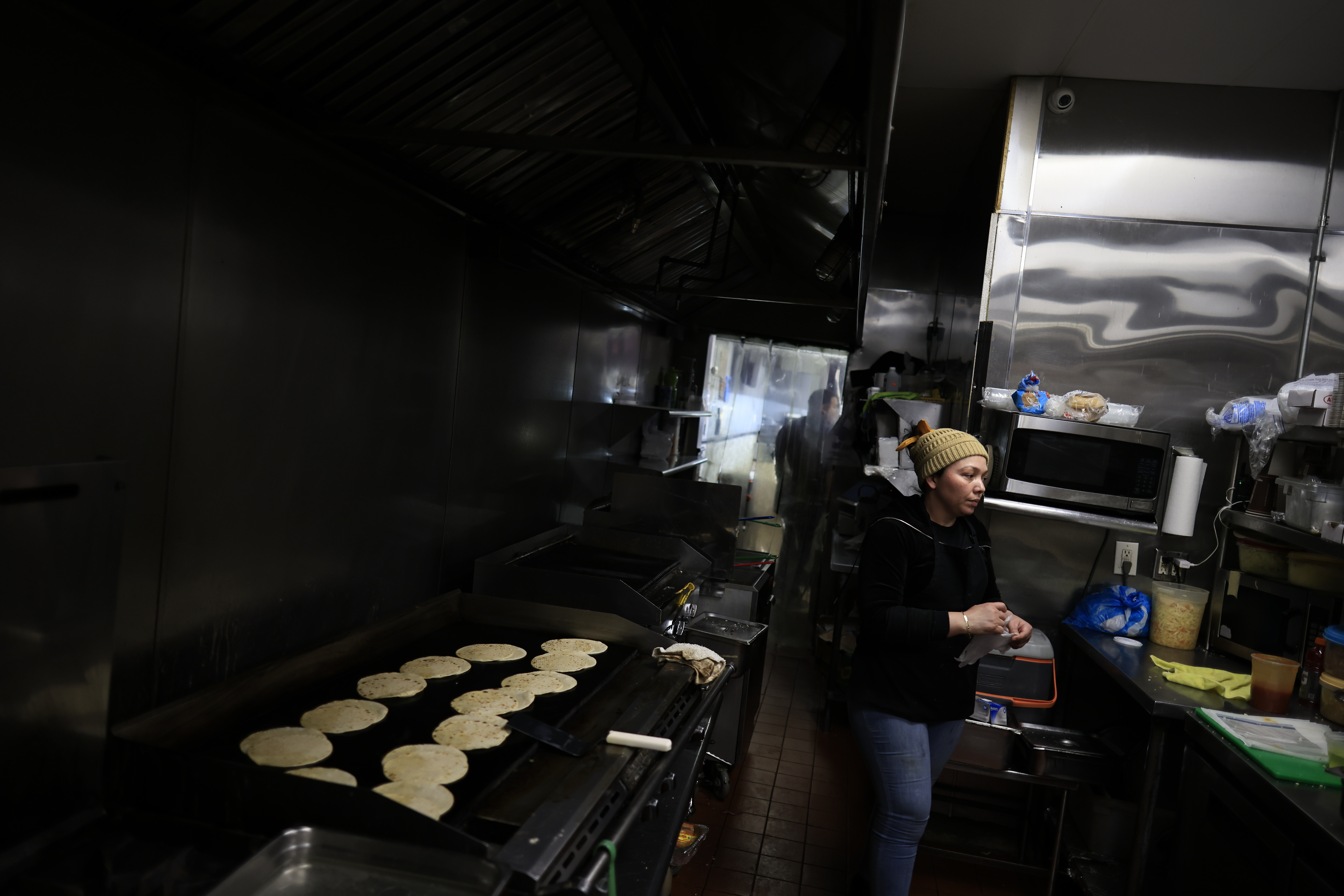 Una hondureña prepara tortillas para poder servir en el restaurante del barrio Brooklyn. Nueva York, 15 de febrero de 2024. Foto CC/Jorge Cabrera.