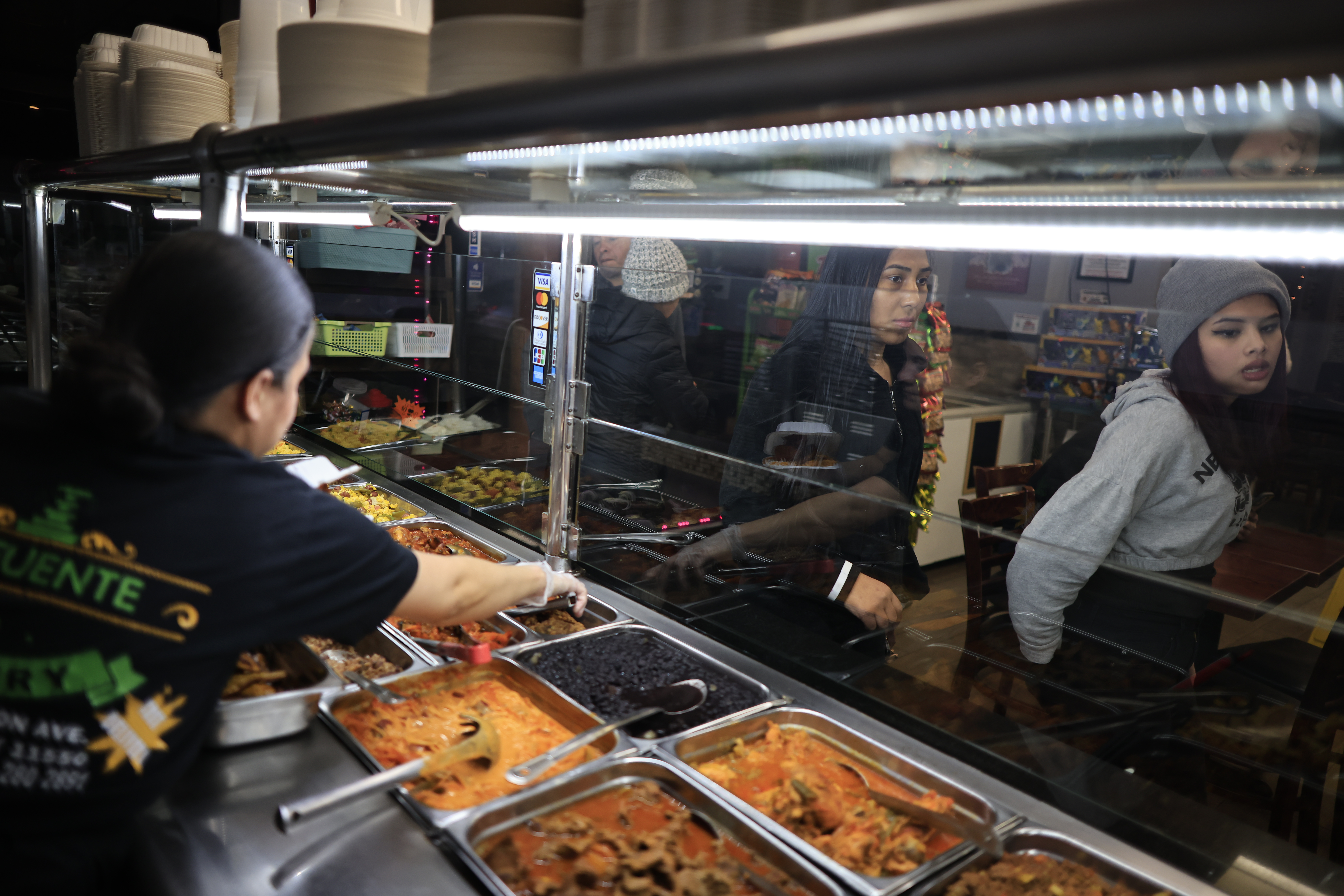 El barrio de Brooklyn es una de las zonas con más hondureños; es el caso del restaurante La Fuente, donde trabajan y visitan muchos hondureños a diario. Nueva York, 13 de febrero de 2024. Foto CC/Jorge Cabrera.