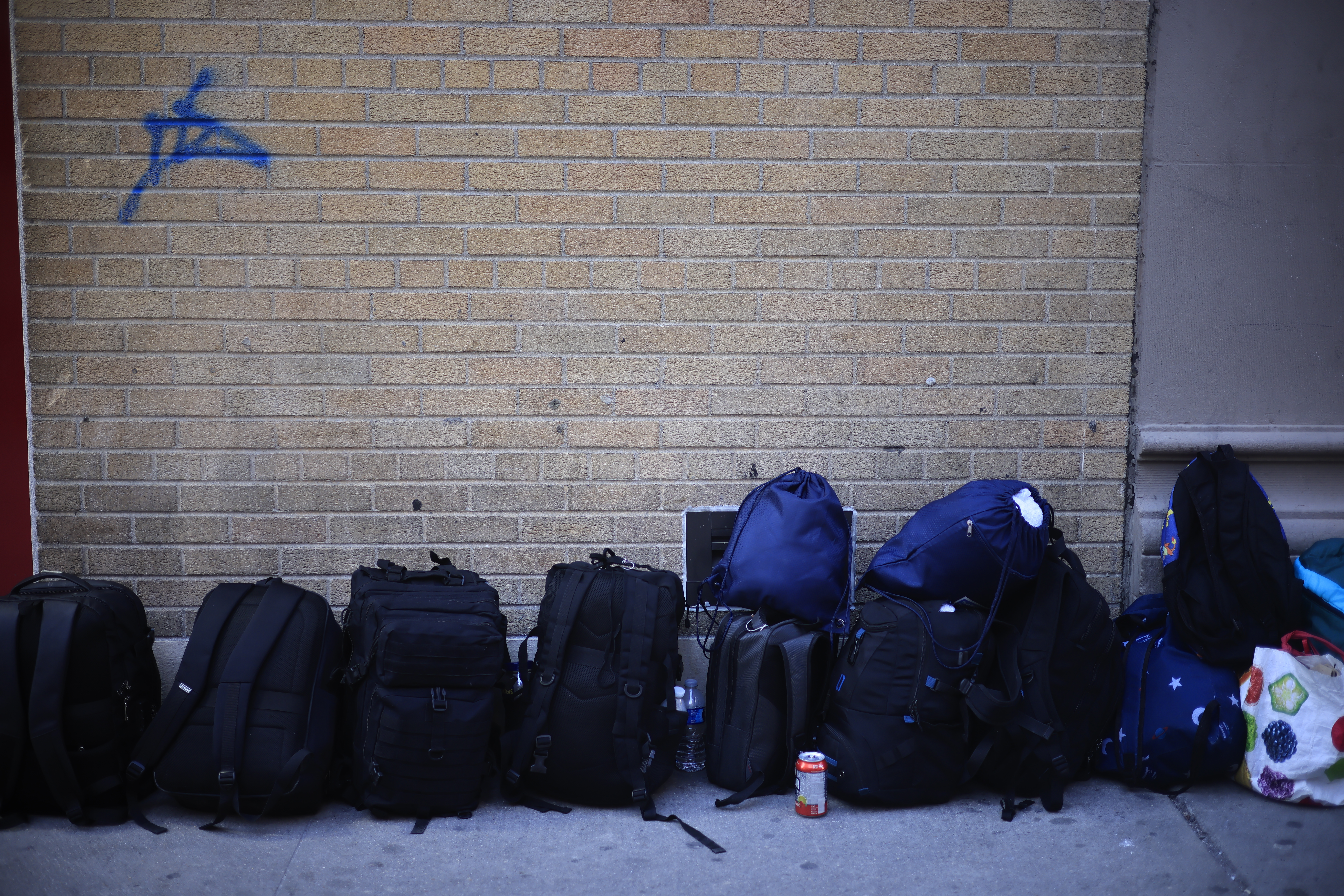 Las maletas de los migrantes recién llegados a Nueva York hacen fila para poder ingresar al albergue a resguardarse del frío. Nueva York,13 de febrero de 2024. Foto CC/Jorge Cabrera.