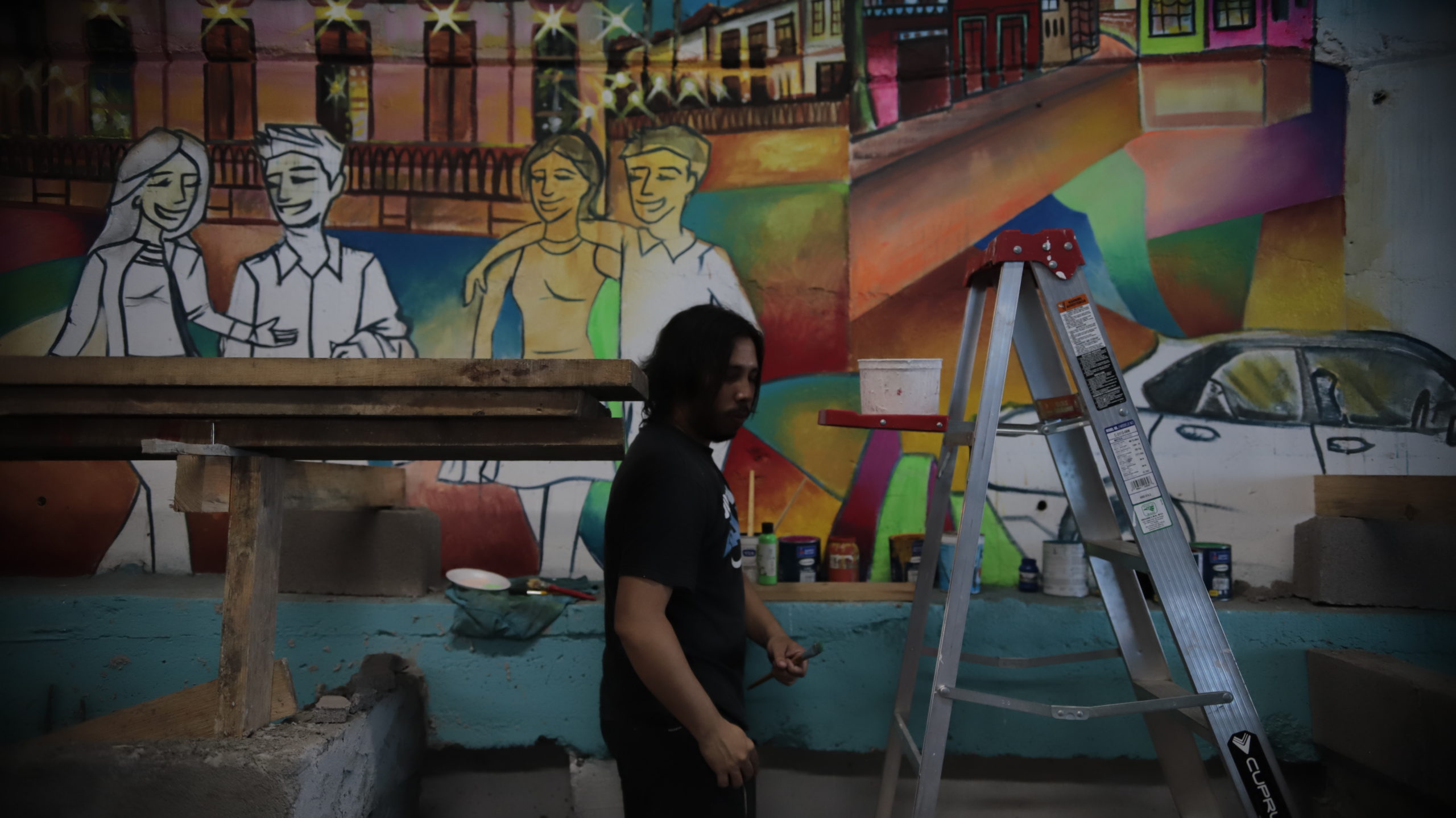 Juan Pablo Acosta Gallardo es un muralista que ha pintado en el Hoyo de Merriam y en la calle Sin Sol, como parte del proyecto de la alcaldía. Foto CC/Fernando Destephen. Tegucigalpa, diciembre de 2023.
