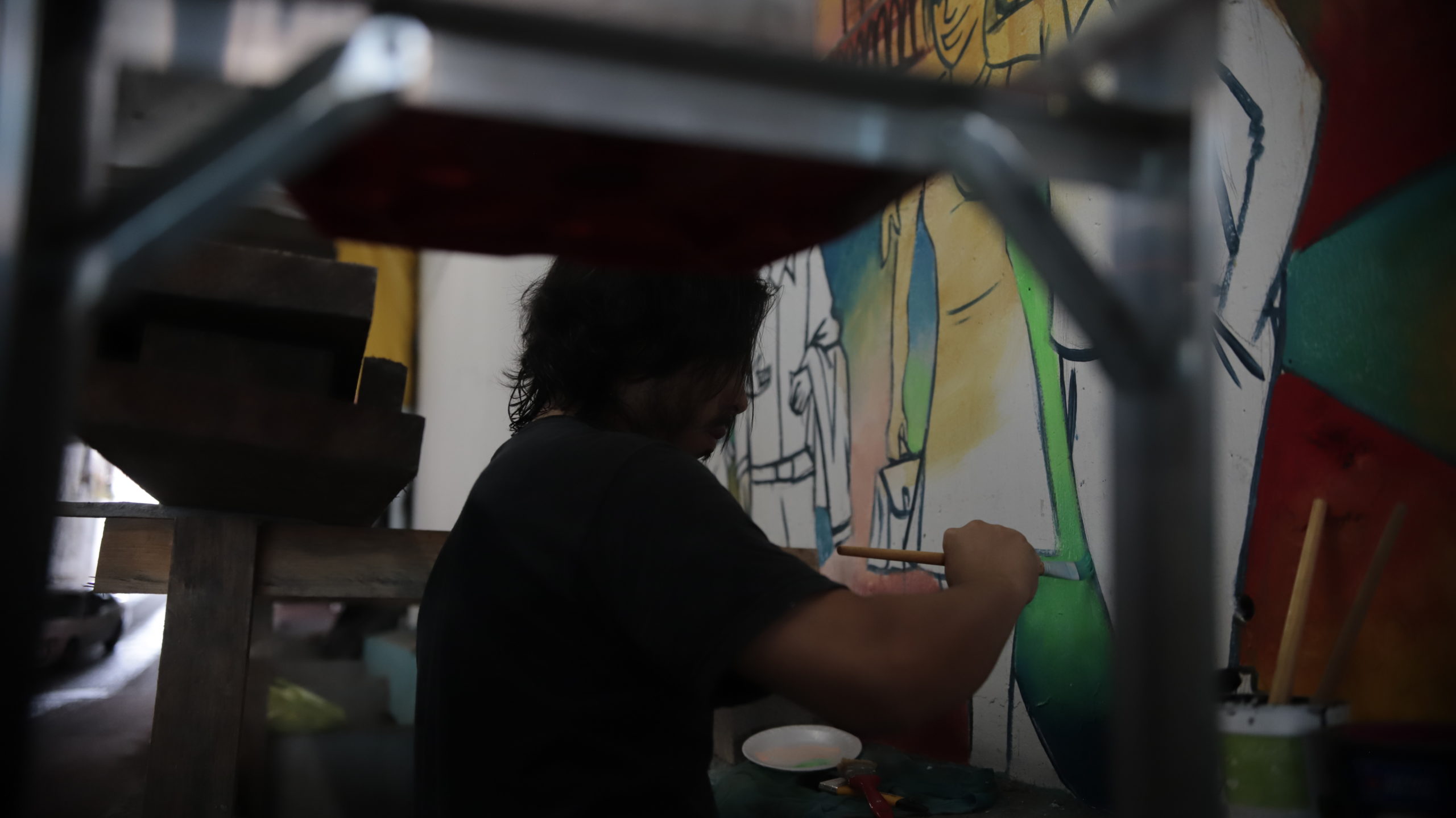 Juan Pablo Acosta Gallardo pintando murales por encargo de la Alcaldía del Distrito Central. Foto CC/Fernando Destephen. Tegucigalpa, diciembre de 2023.