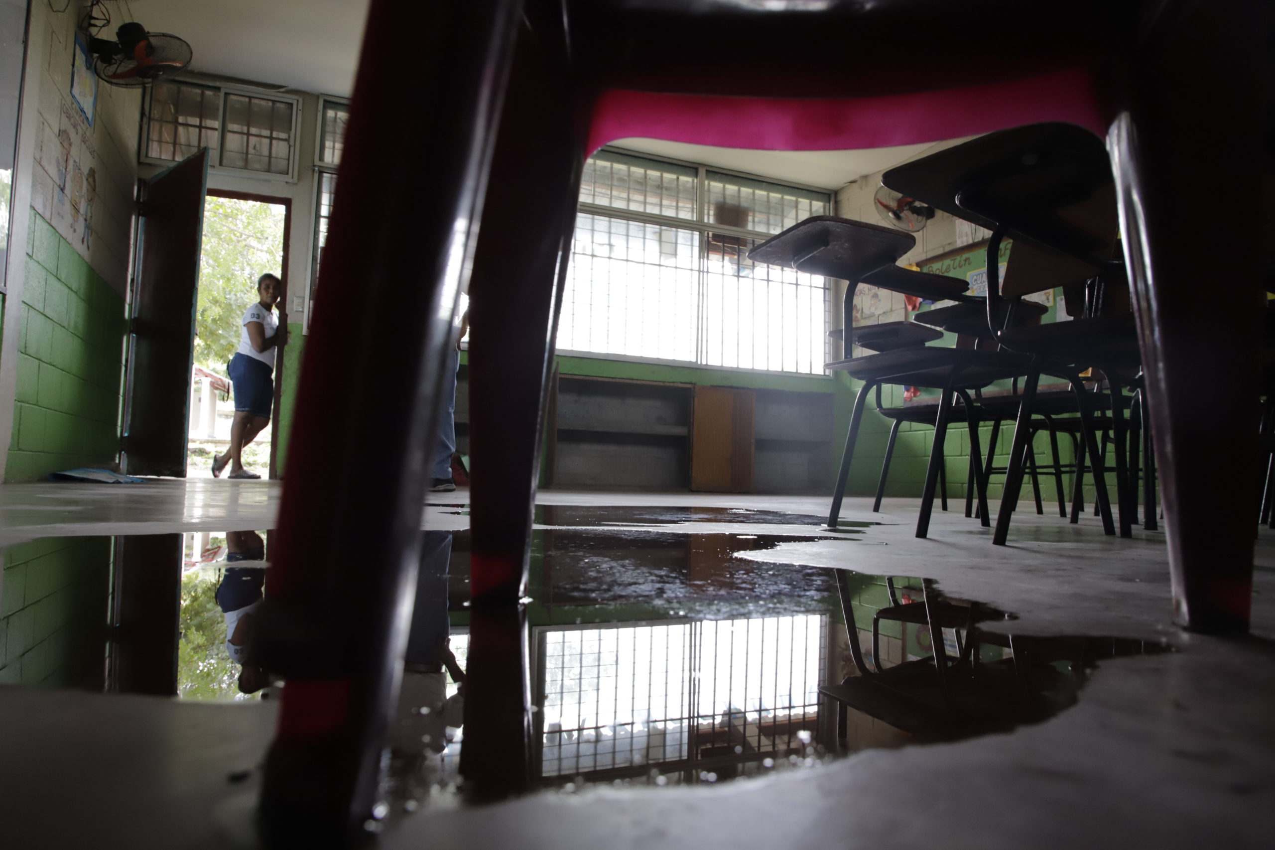 El sedimento acumulado en el patio y las goteras en el techo permiten la entrada de las aguas lluvias en la escuela de Tacamiche, San Manuel, Cortés. Foto CC/Amílcar Izaguirre