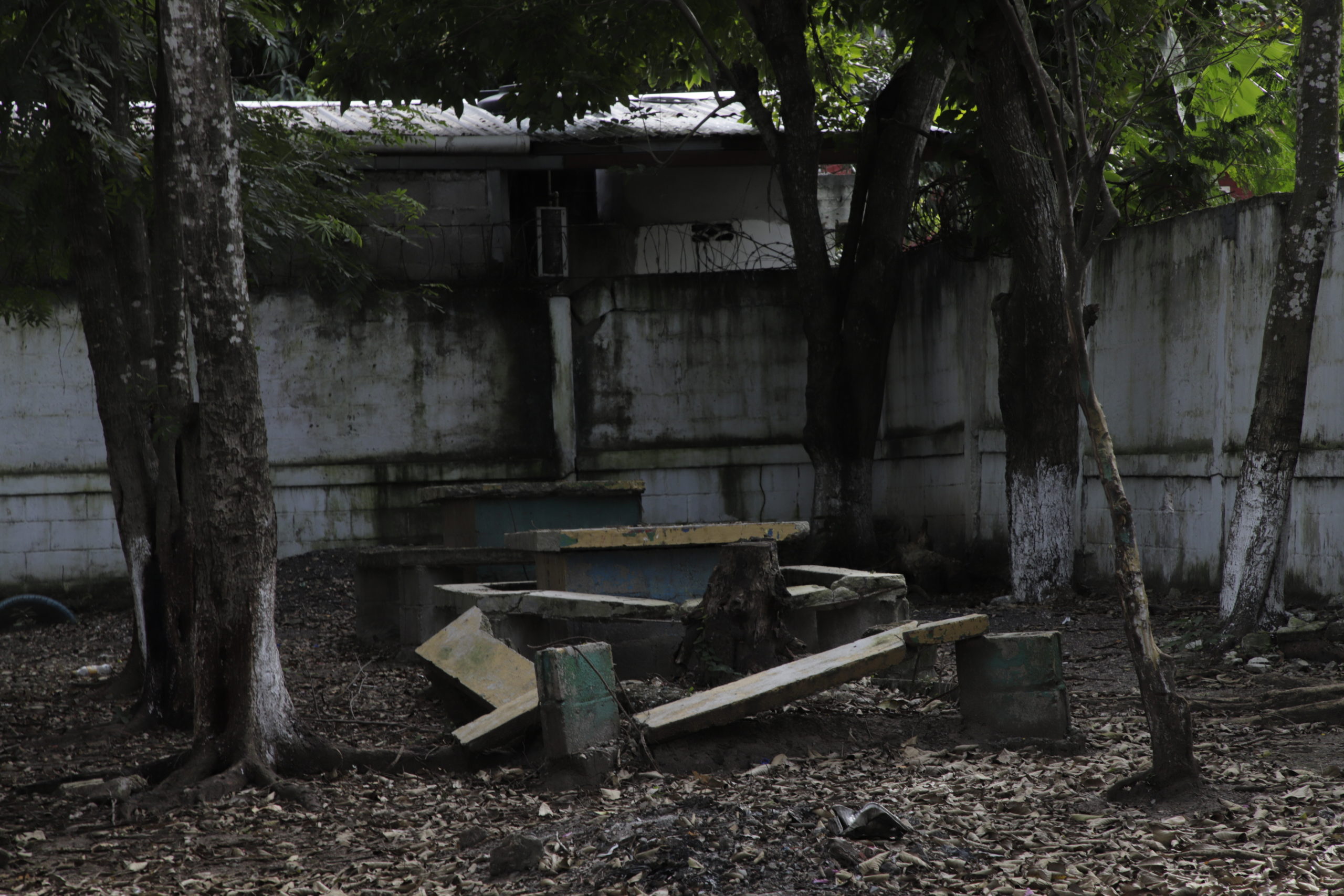 Bancas destruidas  y muros agrietados se pueden ver en la Bessy Watson de Reina, de la comunidad de Tacamiche, San Manuel, Cortés. Foto CC/Amílcar Izaguirre